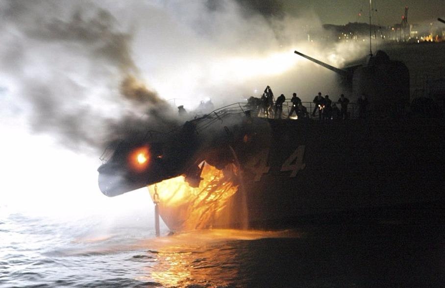 Nhung vu va cham giua tau chien va tau dan su trong lich su hinh anh