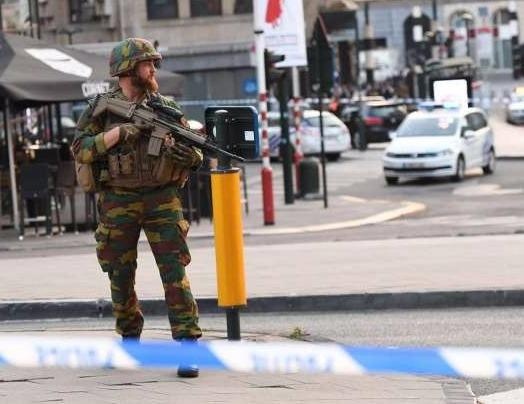 Binh si Bi ban chet ke tinh nghi danh bom khung bo nha ga Brussels hinh anh