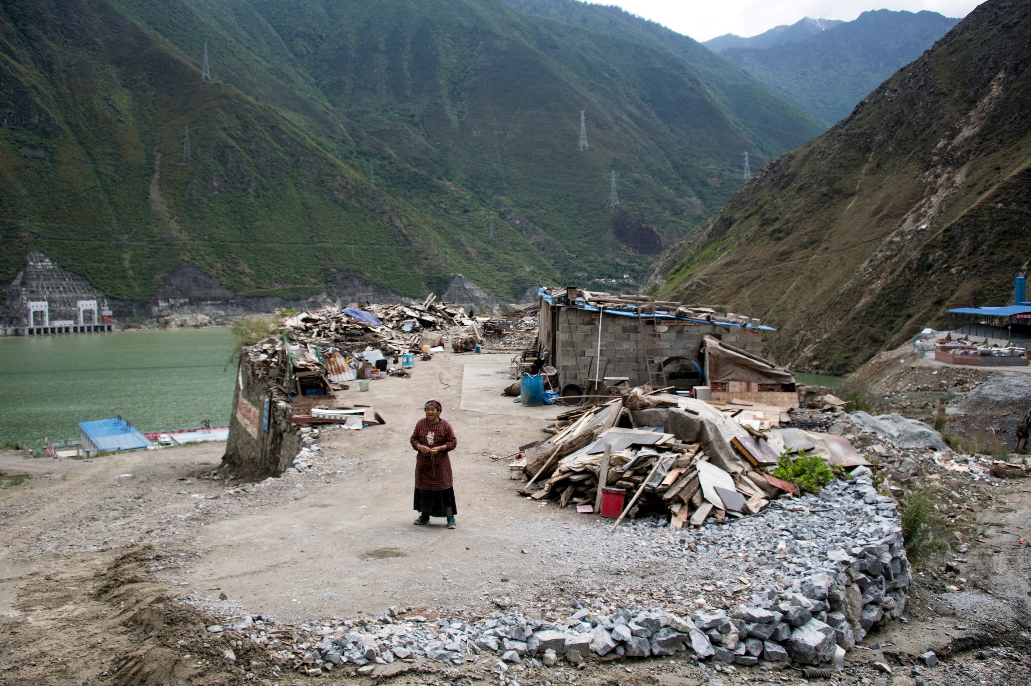 Say sua xay thuy dien, Trung Quoc cay nat nui thieng hinh anh