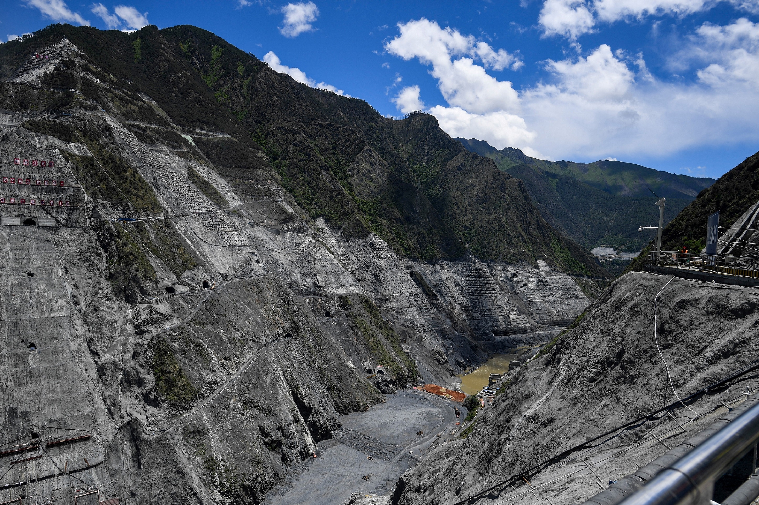 Dap thuy dien o vung nui thieng Trung Quoc hinh anh