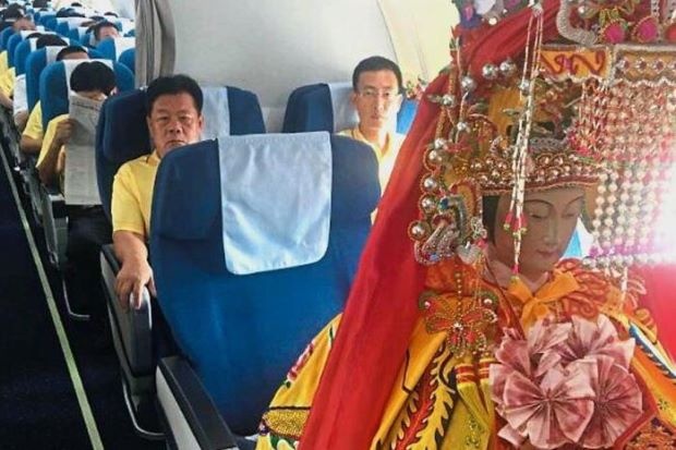 Tuong ba Thien Hau ngoi khoang hang nhat may bay Trung Quoc hinh anh