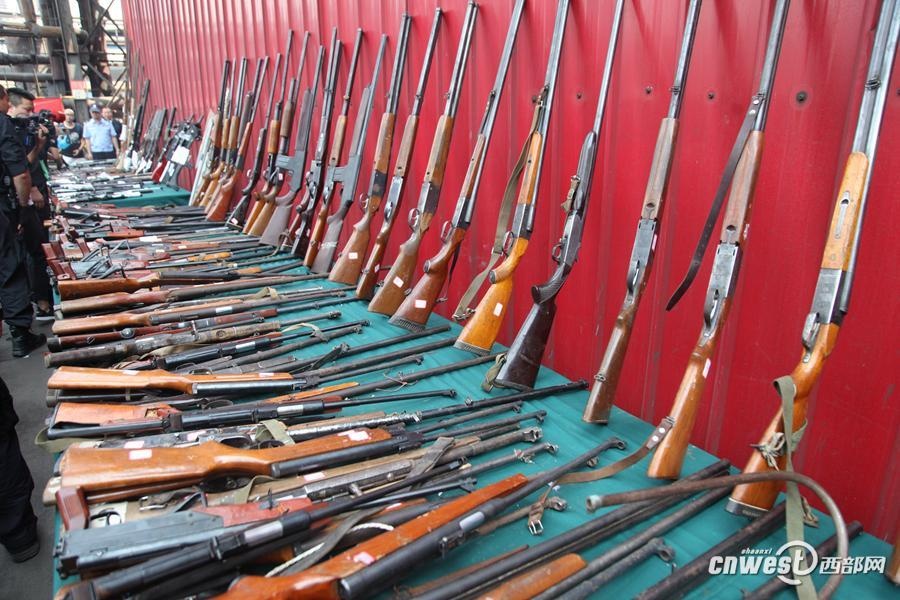 Trung Quoc tieu huy hang tan sung ong trai phep hinh anh