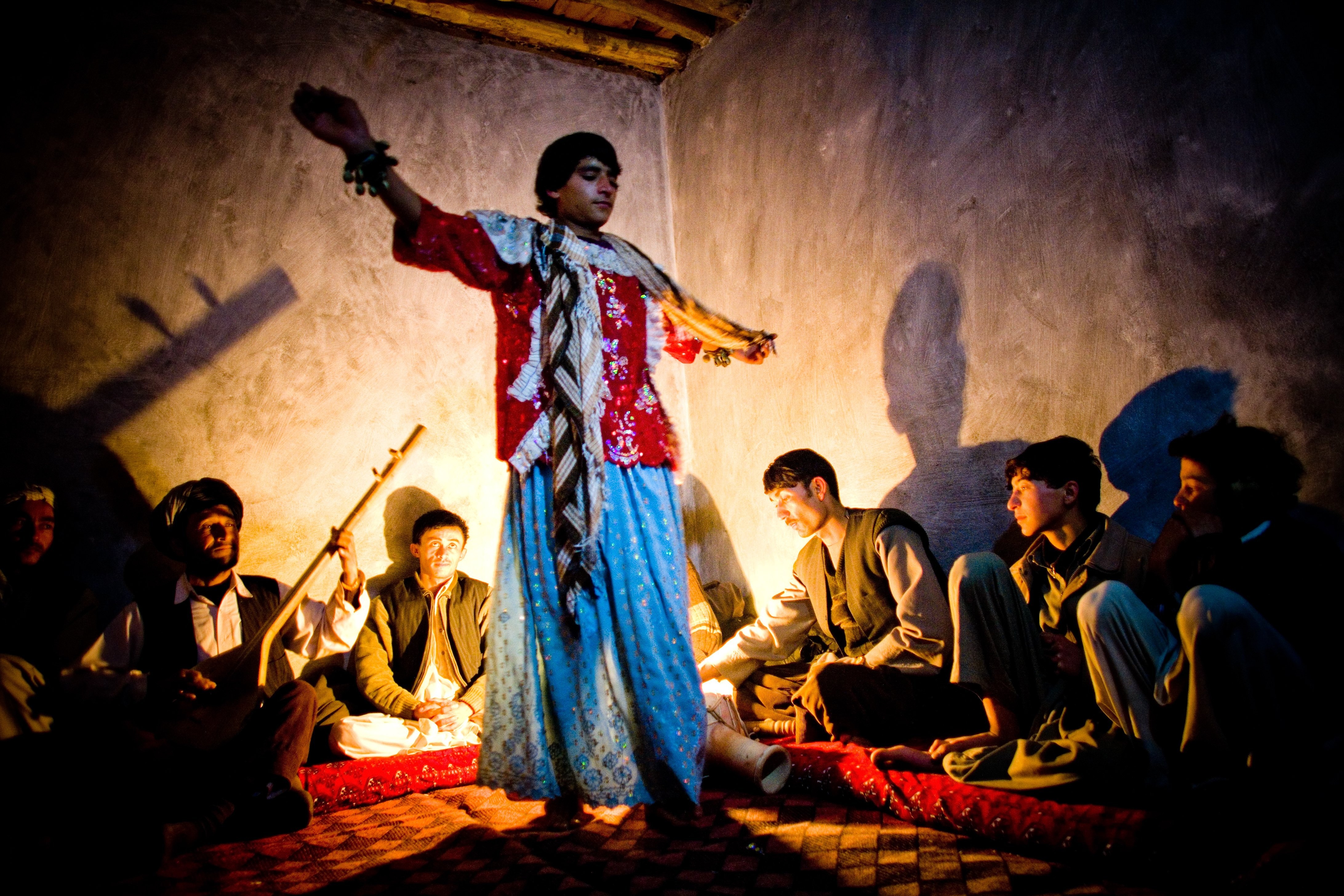 'Trai nhay' phuc vu dan ong o Afghanistan hinh anh