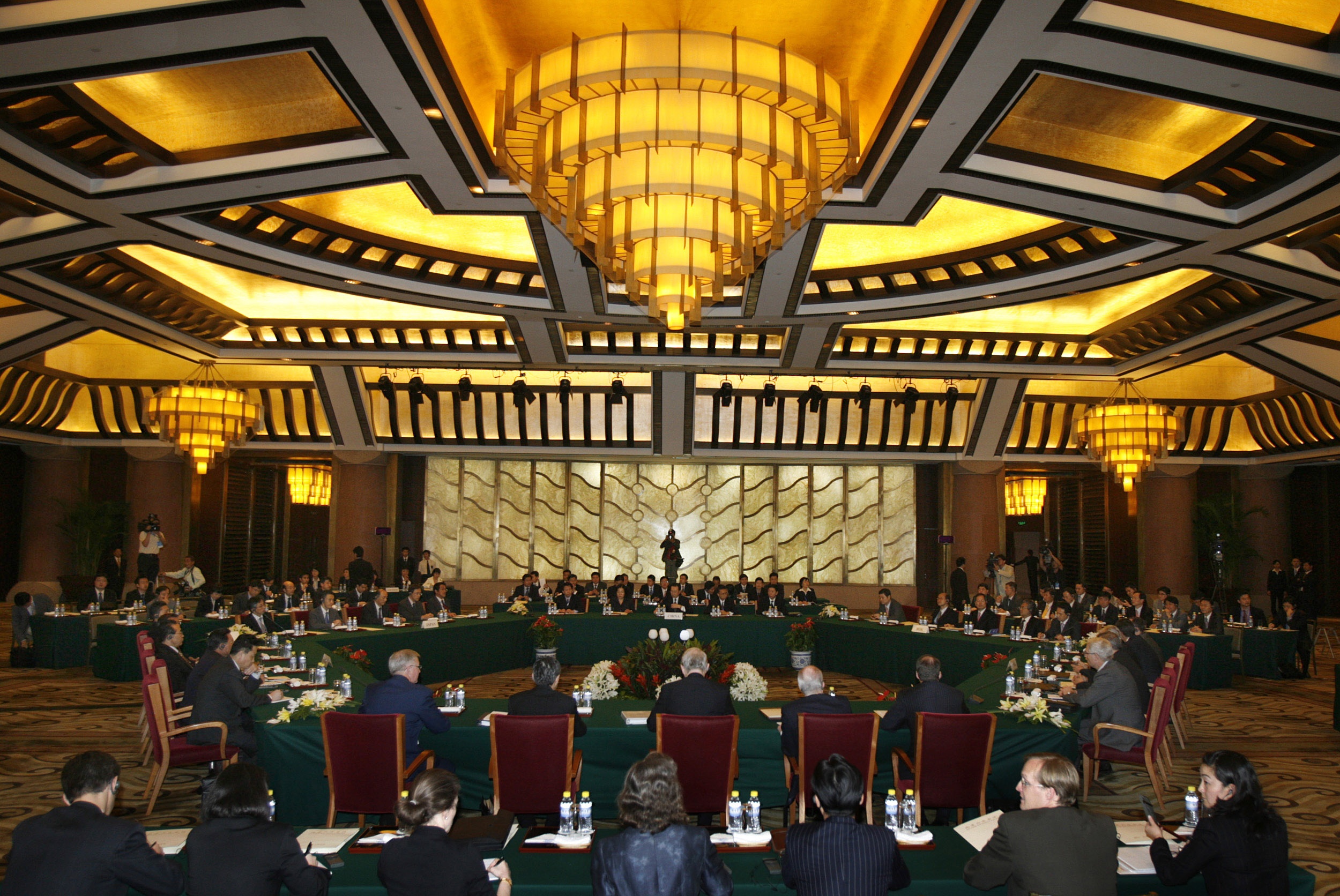 My - Trieu: Doi thoai thay cho doi dau nhu the nao? hinh anh