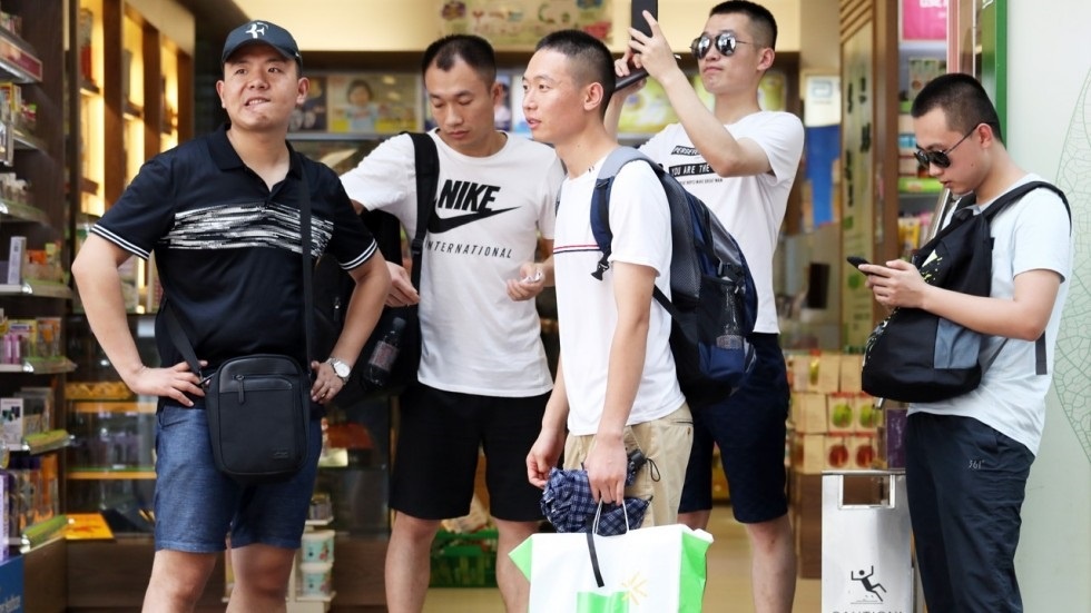 Linh tau san bay Trung Quoc 'do bo' khu mua sam Hong Kong hinh anh