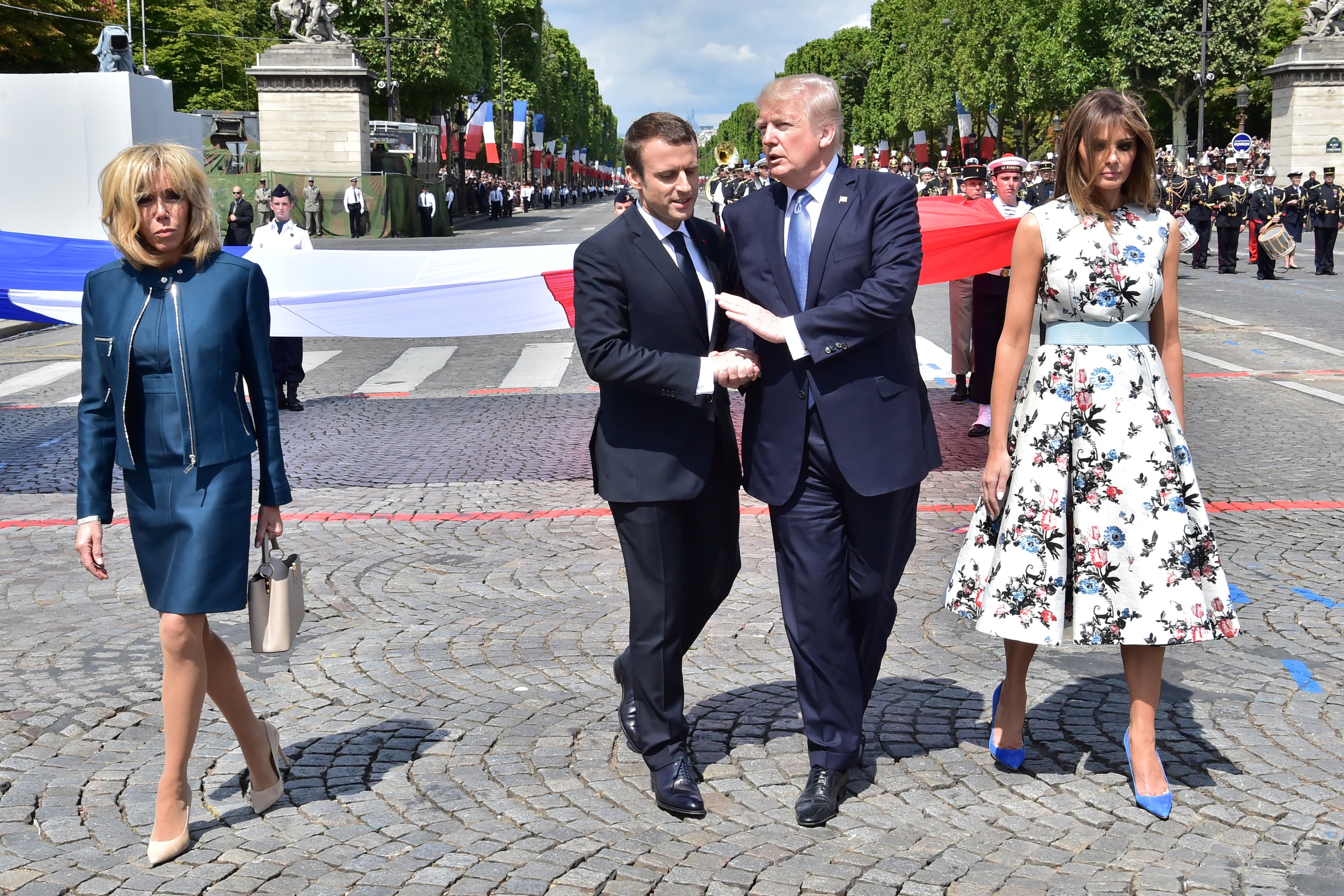 Macron pha ky luc 'bat tay 19 giay' giua Trump va Abe hinh anh