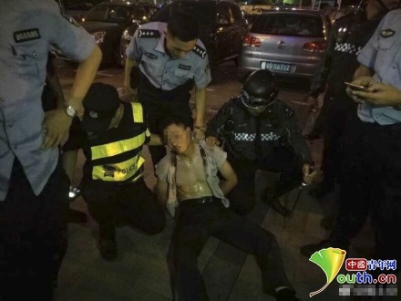 Dam dao giua sieu thi Trung Quoc, 2 nguoi chet hinh anh