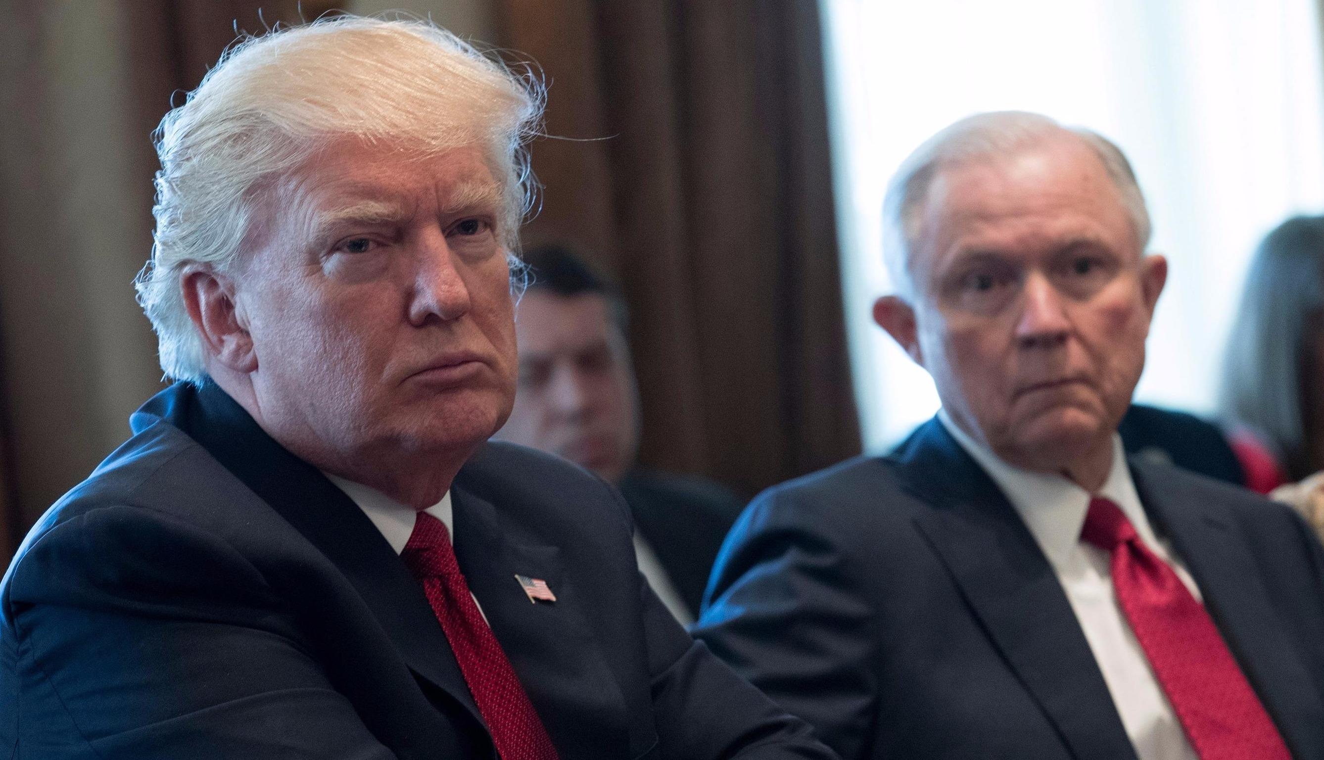 TT Trump hoi tiec vi chon ong Sessions lam bo truong Tu phap hinh anh