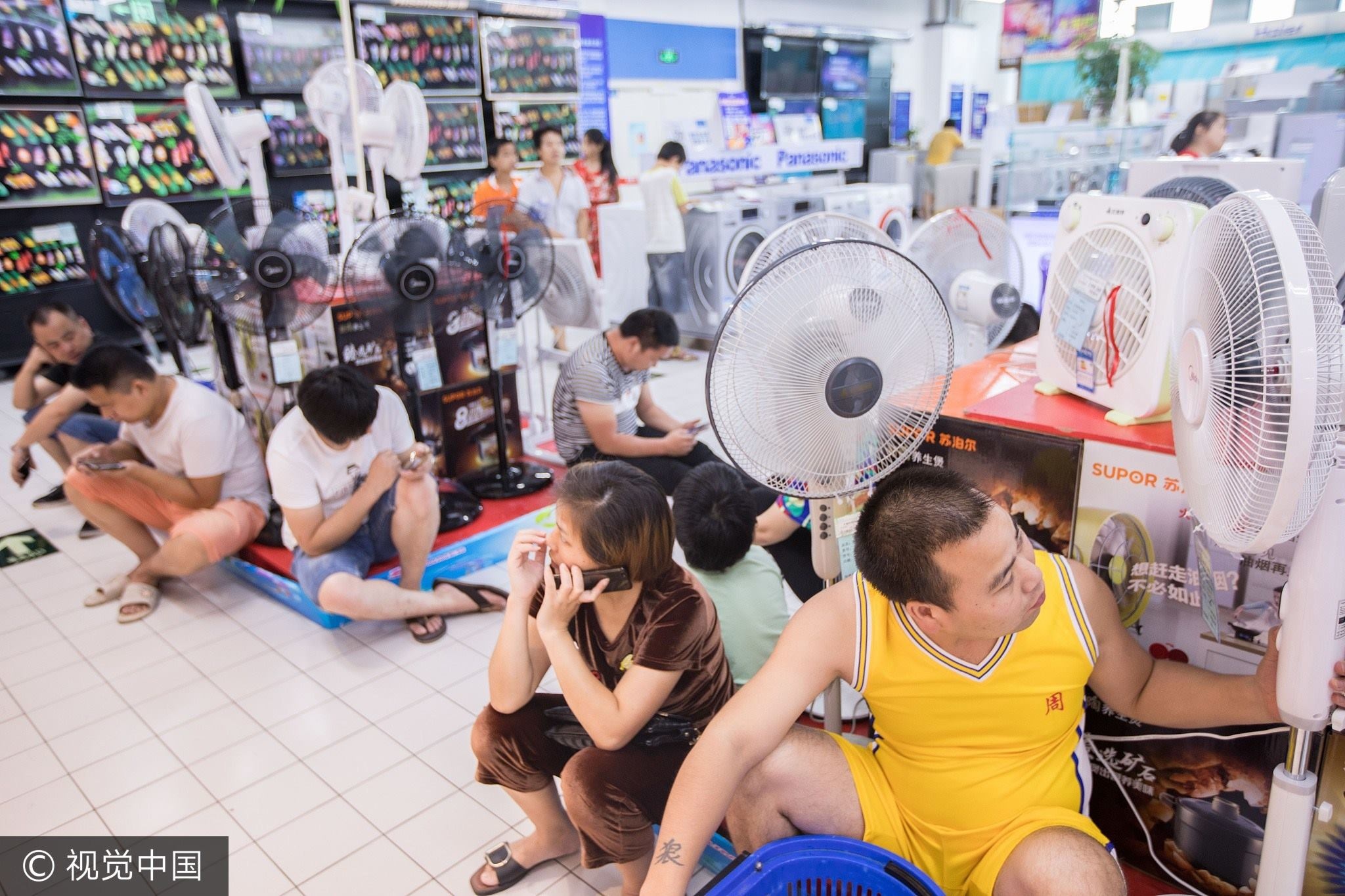 Tu ga tau den sieu thi: Muon kieu tranh nong tai Trung Quoc hinh anh