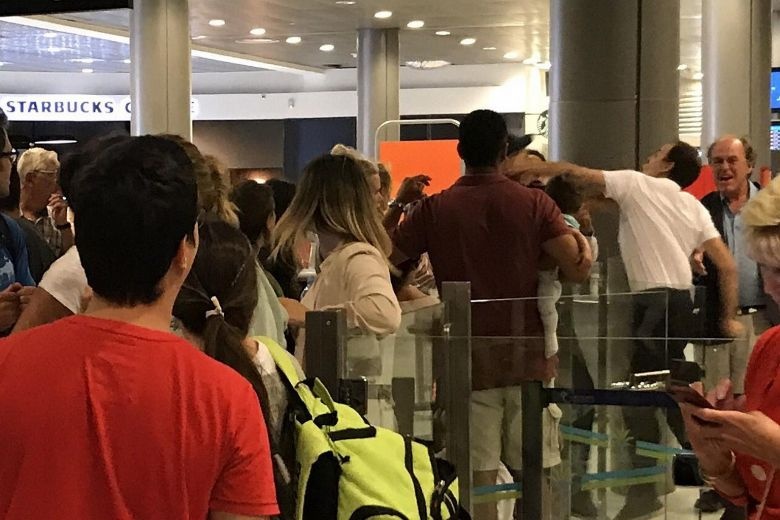 Nhan vien san bay Phap dam vao mat hanh khach hinh anh