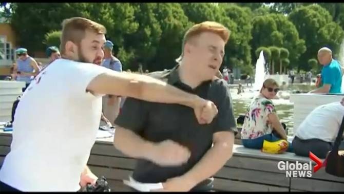 Phong vien bi dam tren song truc tiep hinh anh