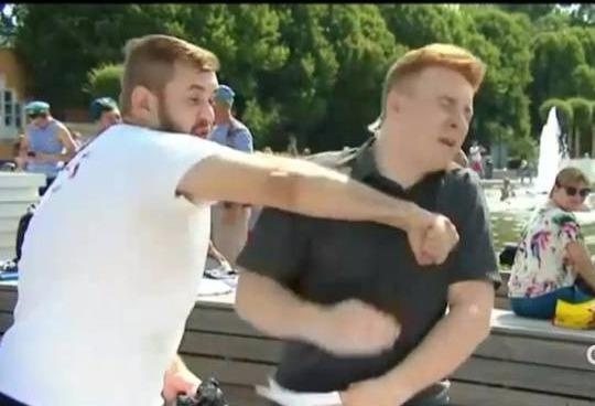 Phong vien Nga bi dam khi dang len song truc tiep hinh anh