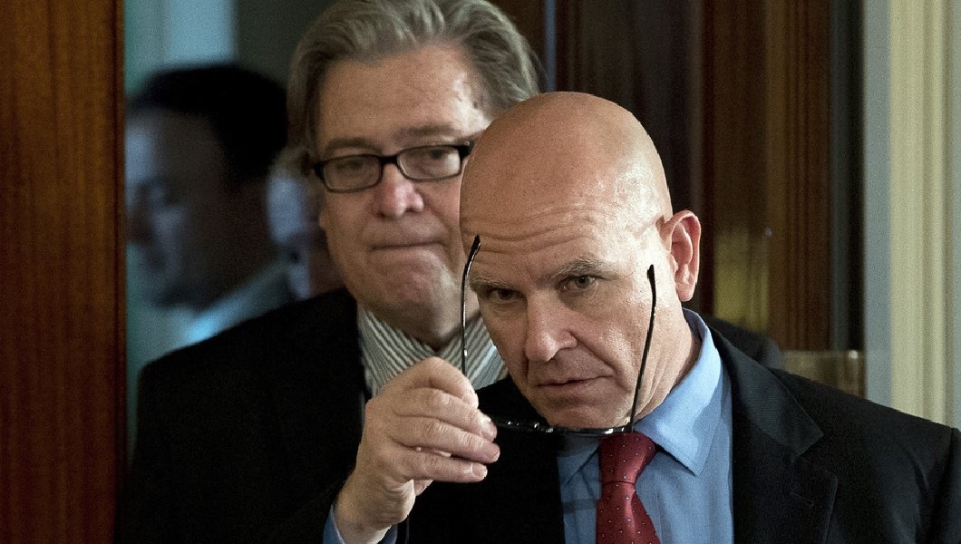 Xung dot cang thang giua cac co van TT Trump ve chinh sach doi ngoai hinh anh