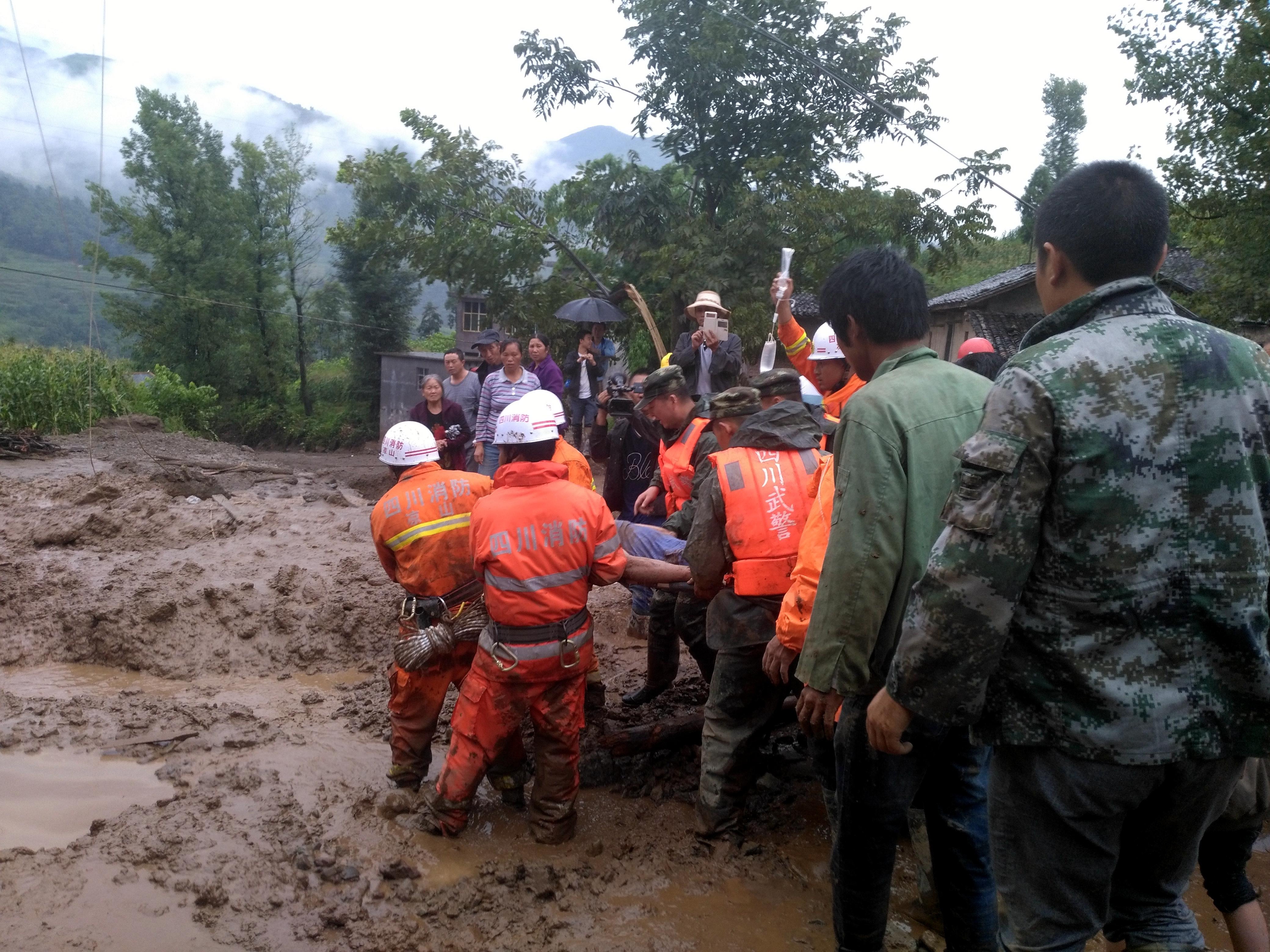 Lo dat o tay nam Trung Quoc, 24 nguoi thiet mang hinh anh