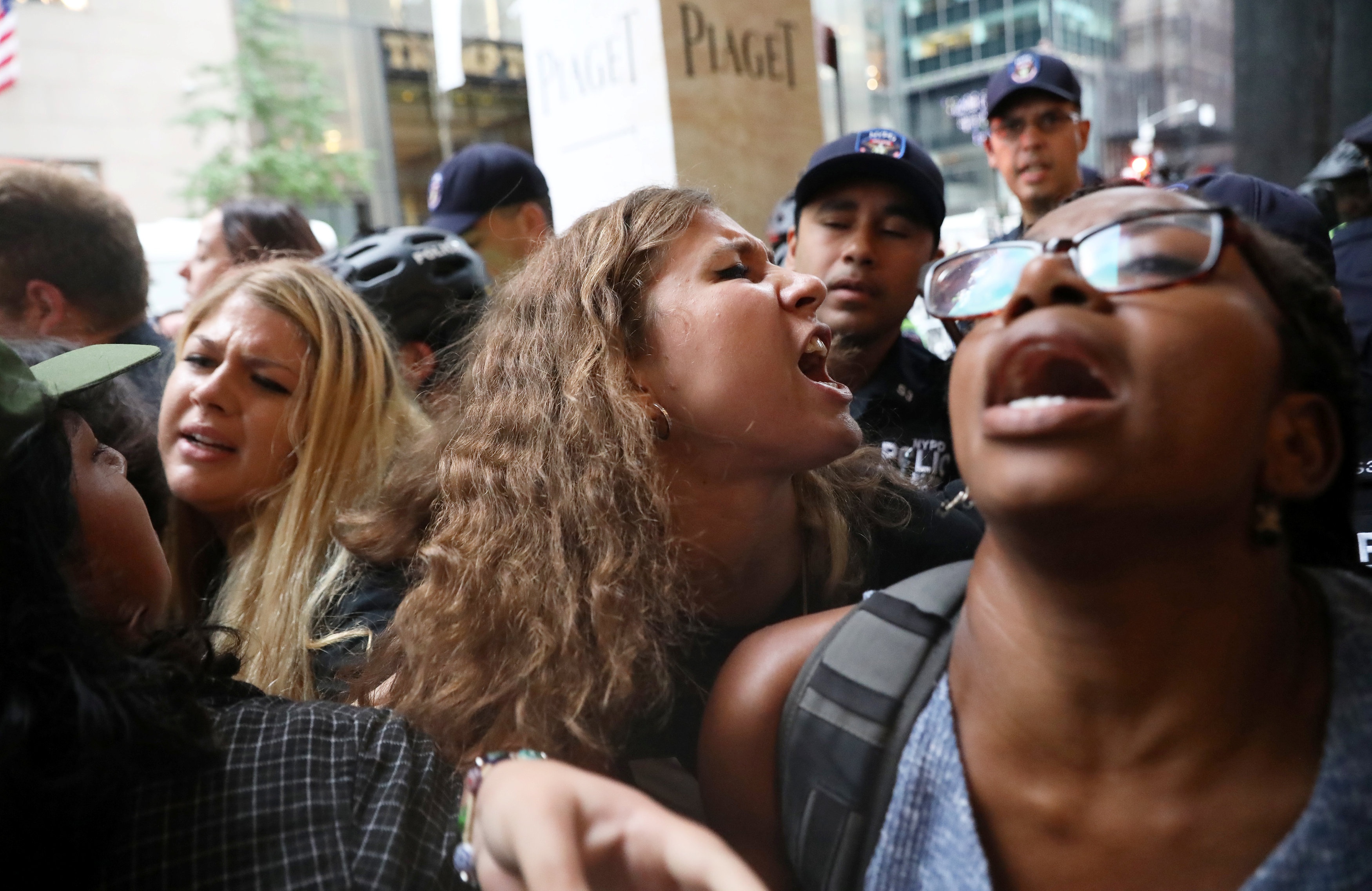 TT Trump lan dau ve tham nha, dan dung truoc cua bieu tinh hinh anh