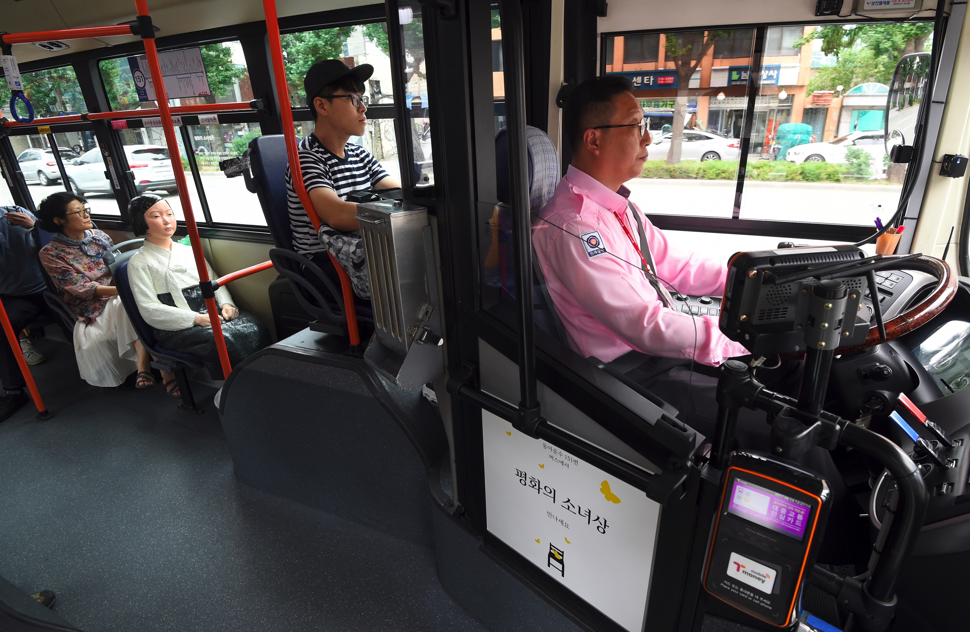 tuong no le tinh duc tren xe buyt Han Quoc anh 7