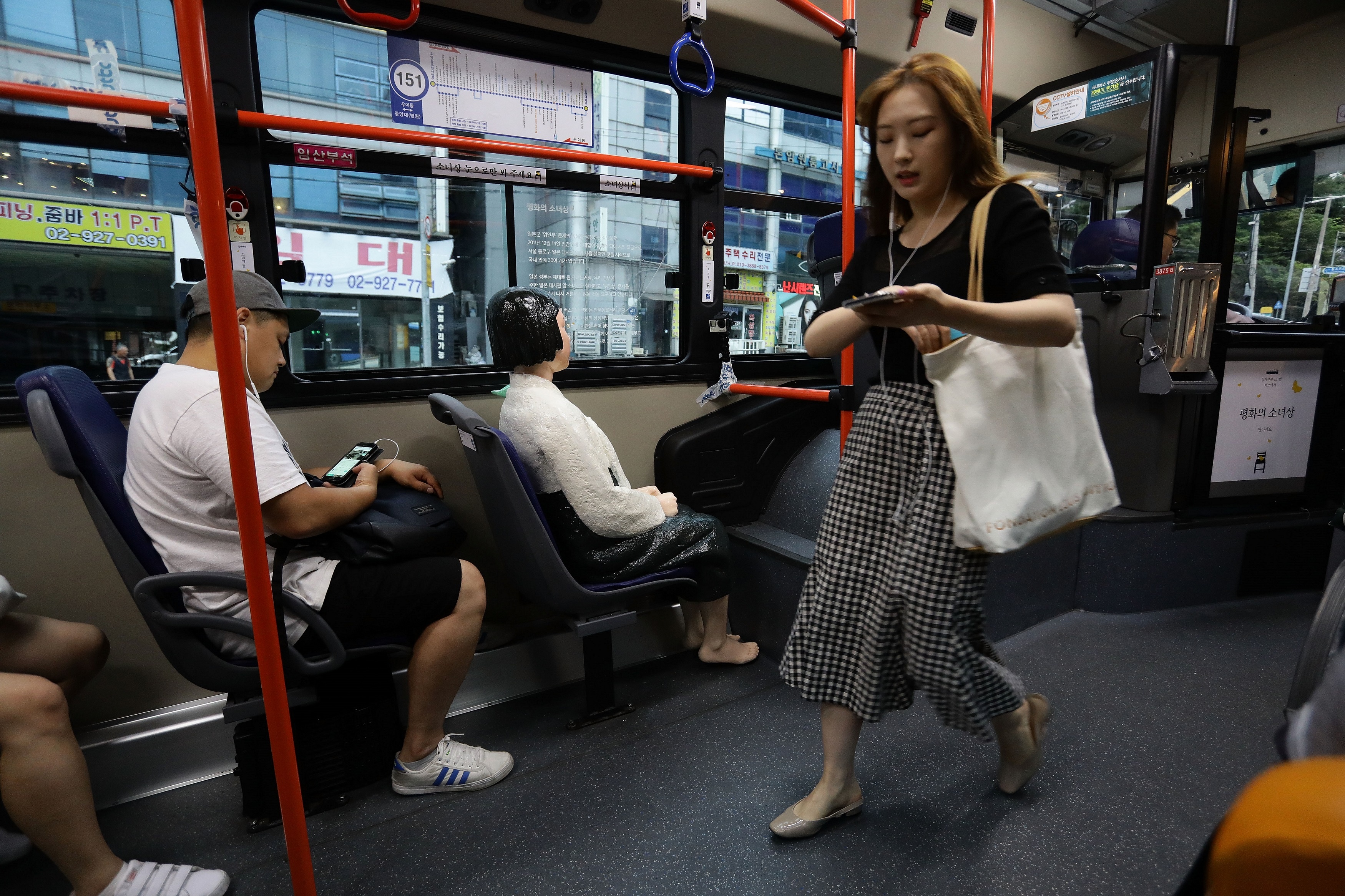 tuong no le tinh duc tren xe buyt Han Quoc anh 9