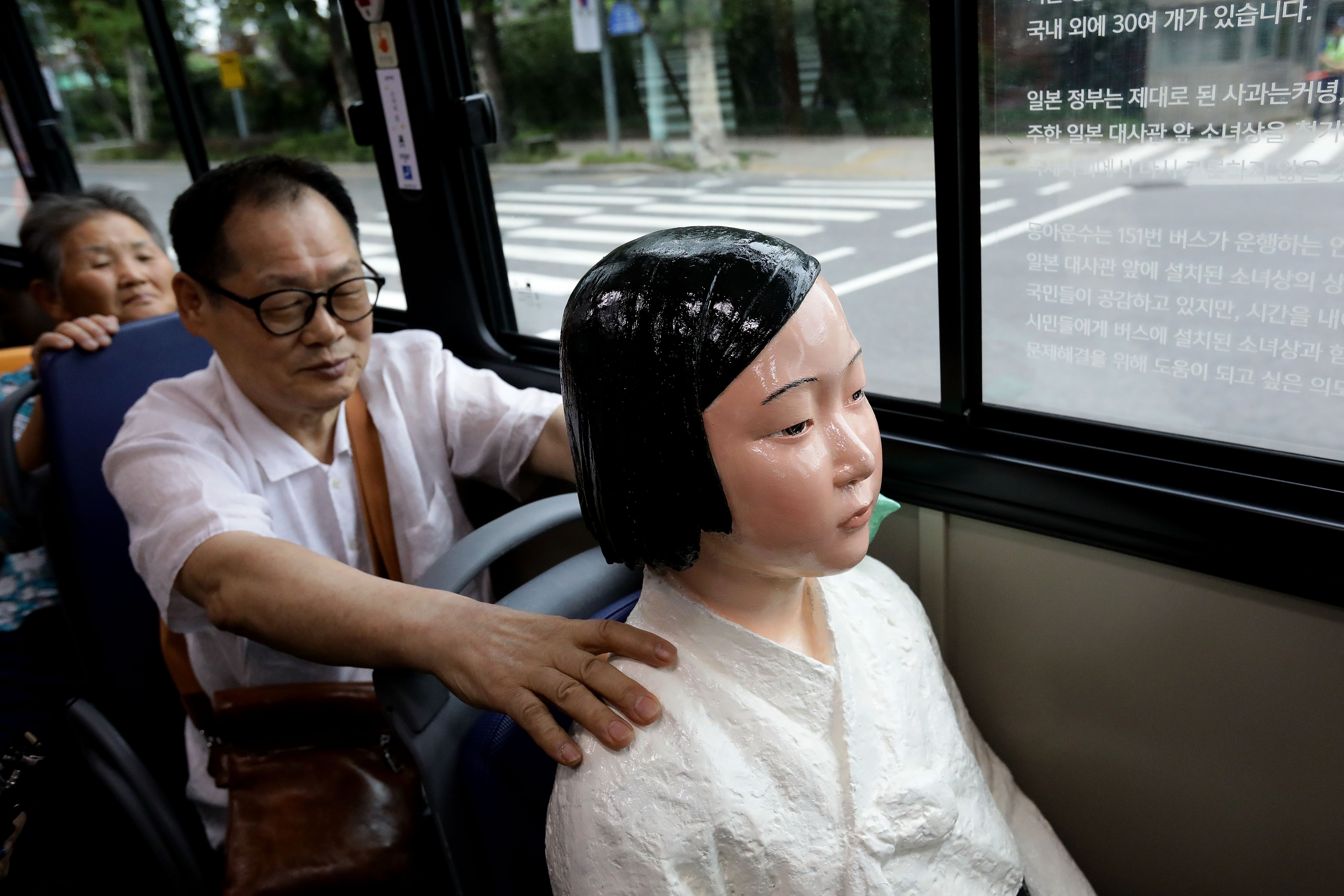 Tuong 'phu nu mua vui' duoc dua len xe buyt o Seoul hinh anh