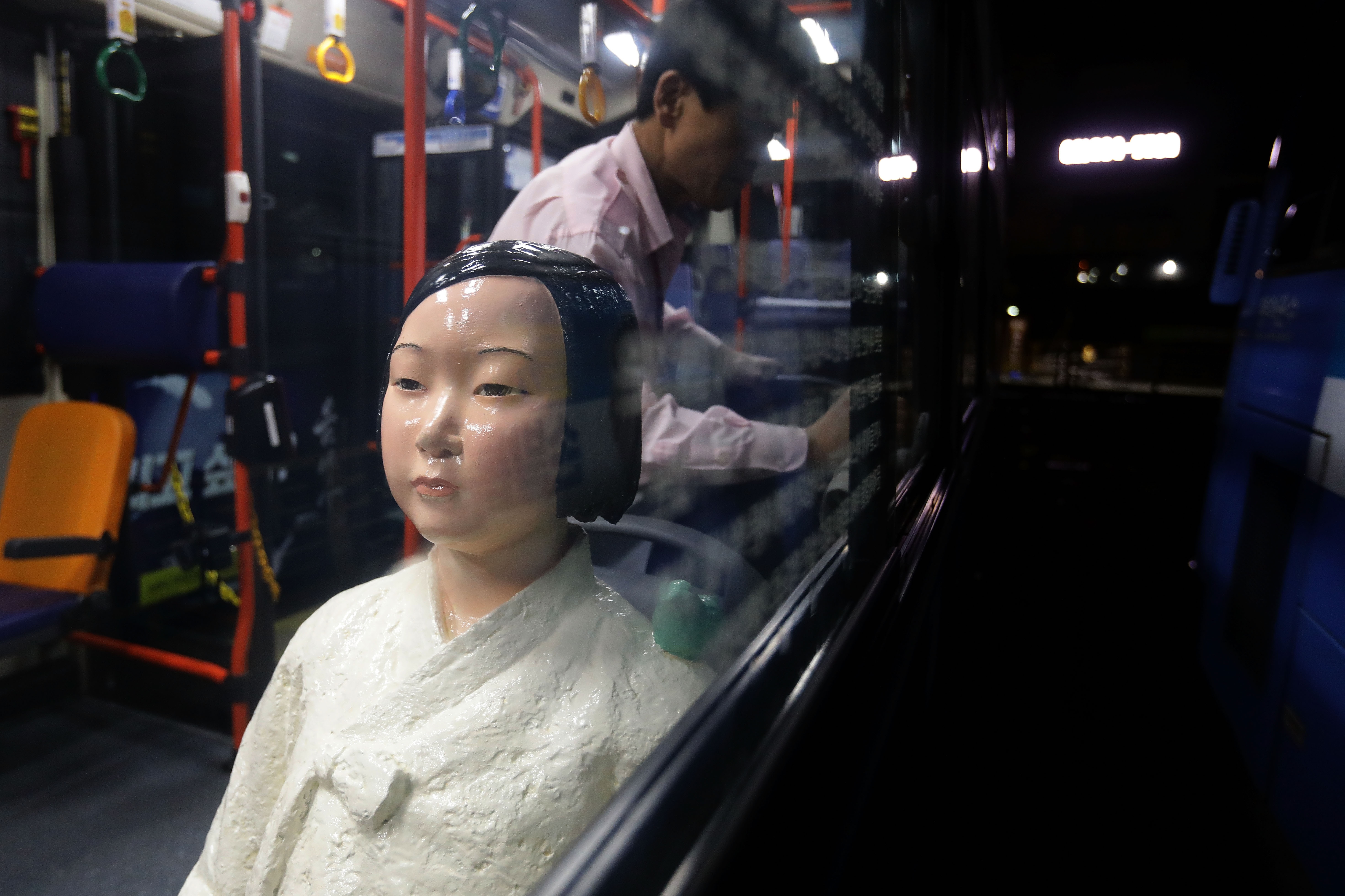 Xe buyt Han Quoc cho tuong 'phu nu giai khuay' hinh anh