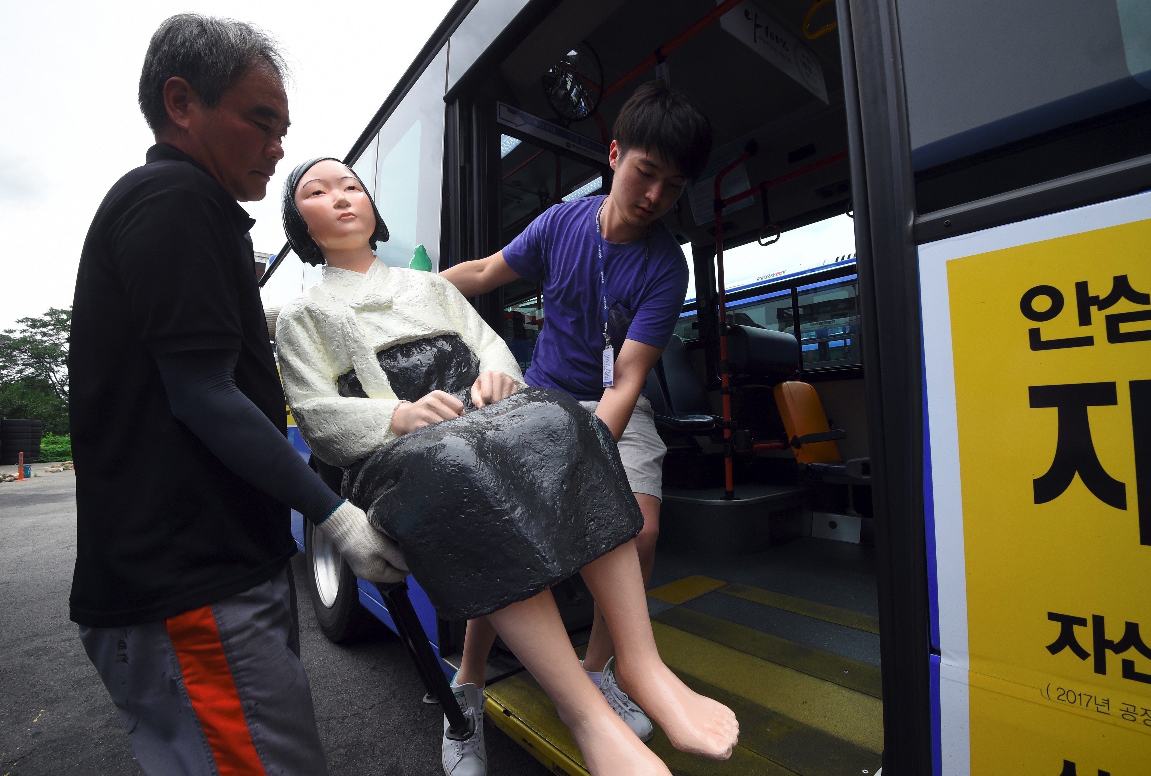 Xe buyt Han Quoc cho tuong 'phu nu giai khuay' hinh anh