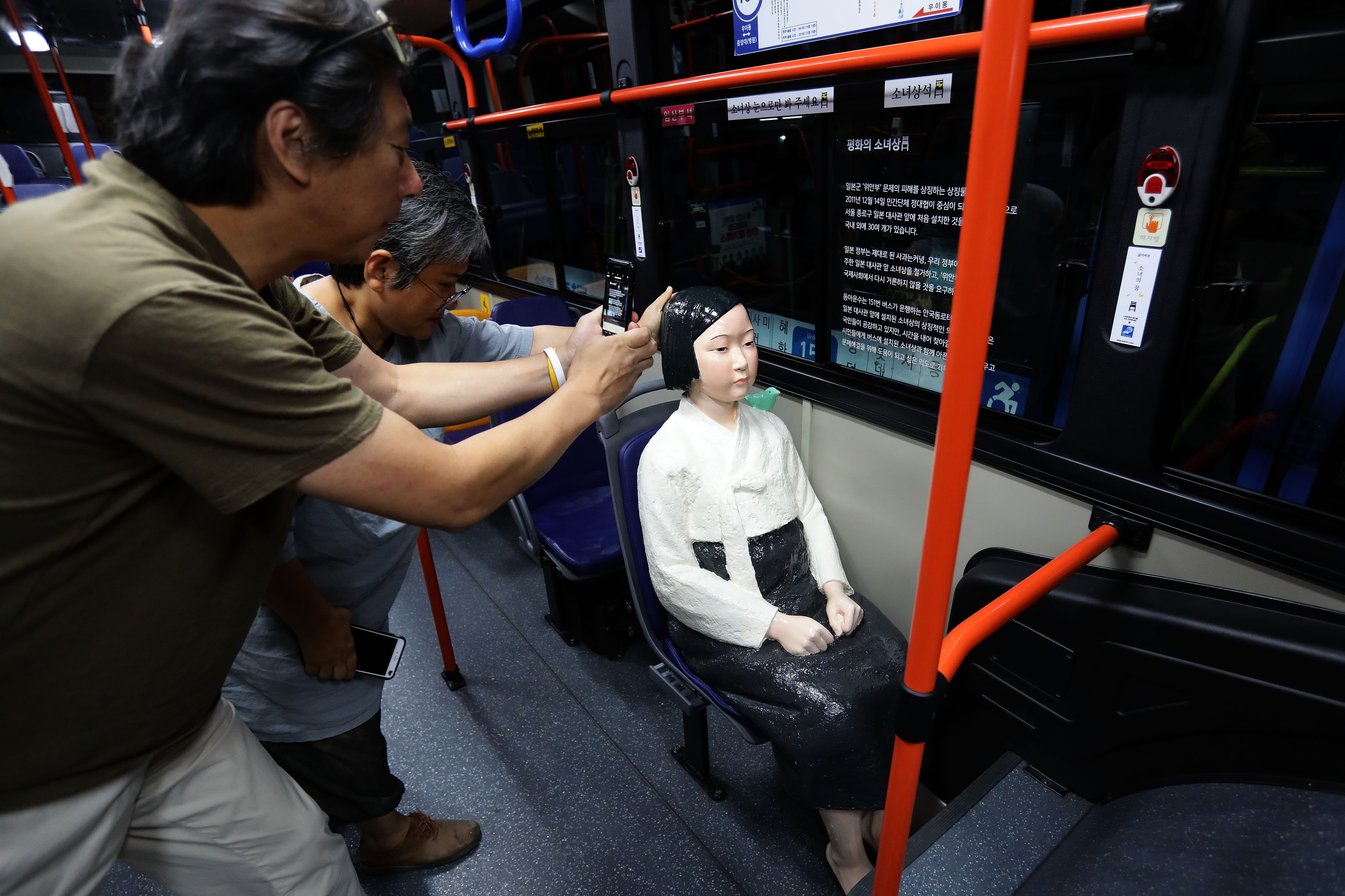 tuong no le tinh duc tren xe buyt Han Quoc anh 3