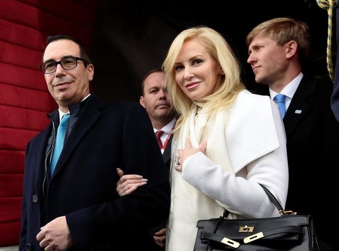 Vo bo truong Tai chinh My bi chi trich vi dang anh khoe me hinh anh