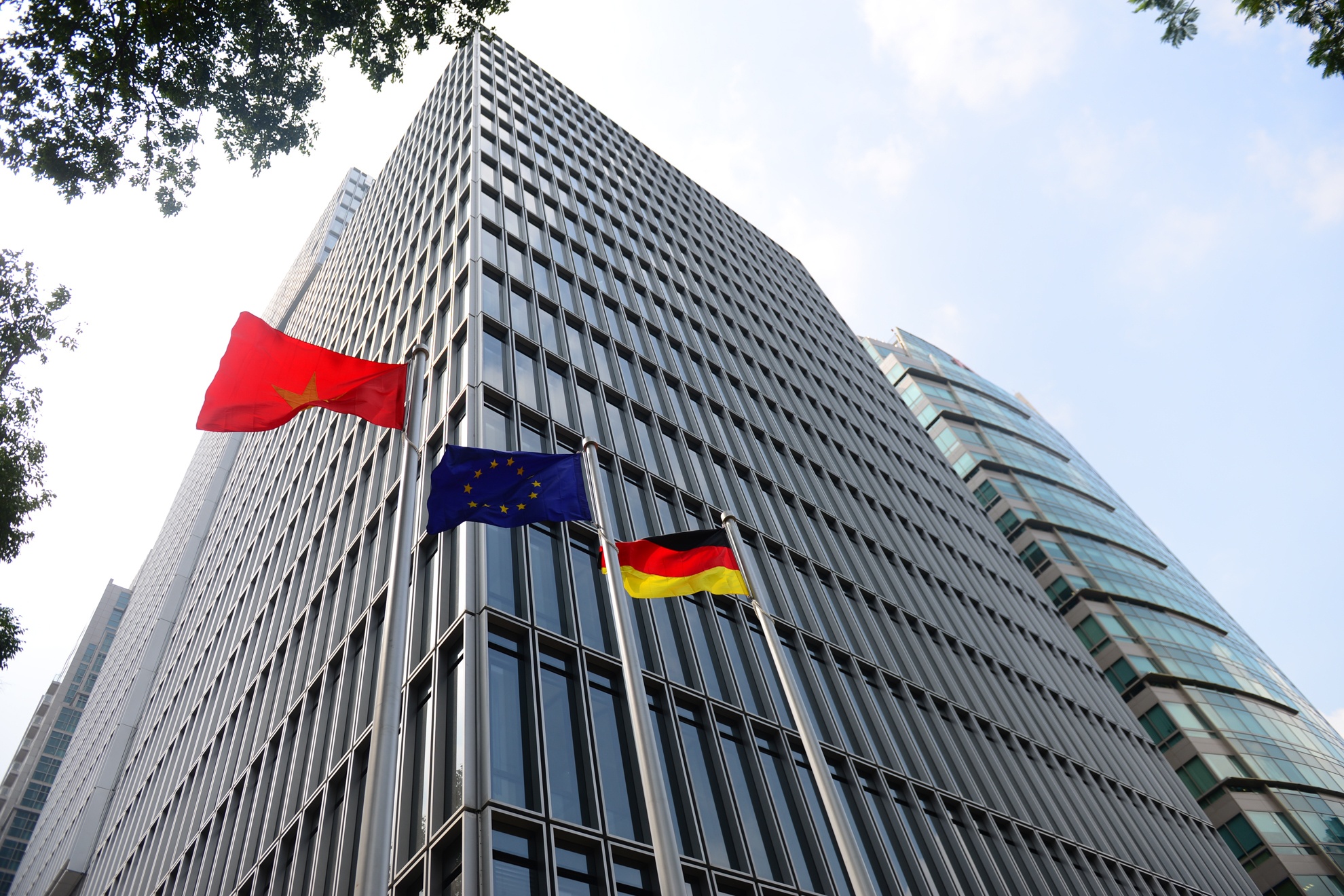 Bi thu Nguyen Thien Nhan tham Ngoi nha Duc tai TP.HCM hinh anh