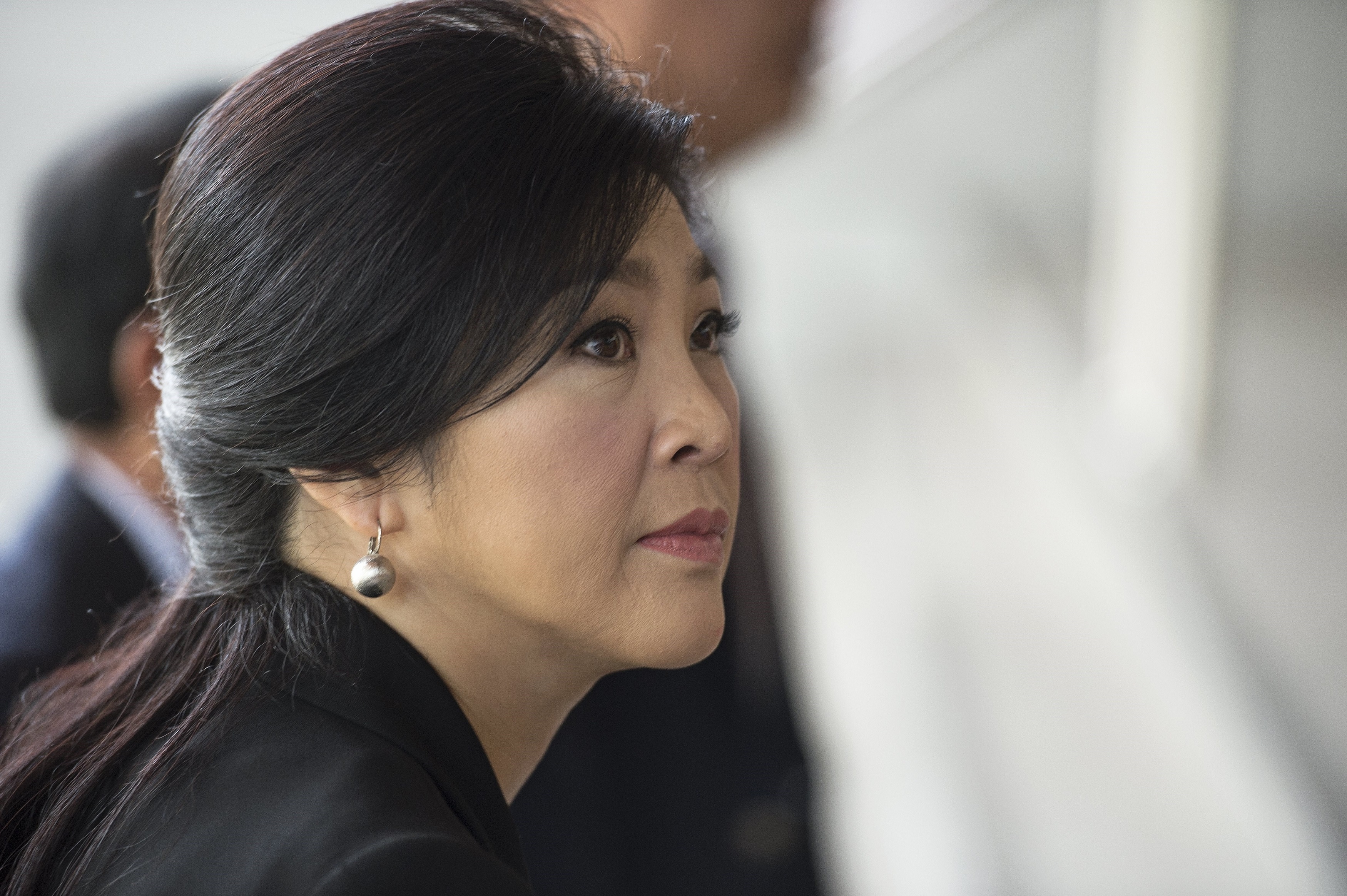 Canh sat dieu tra xe bi nghi giup ba Yingluck bo tron hinh anh