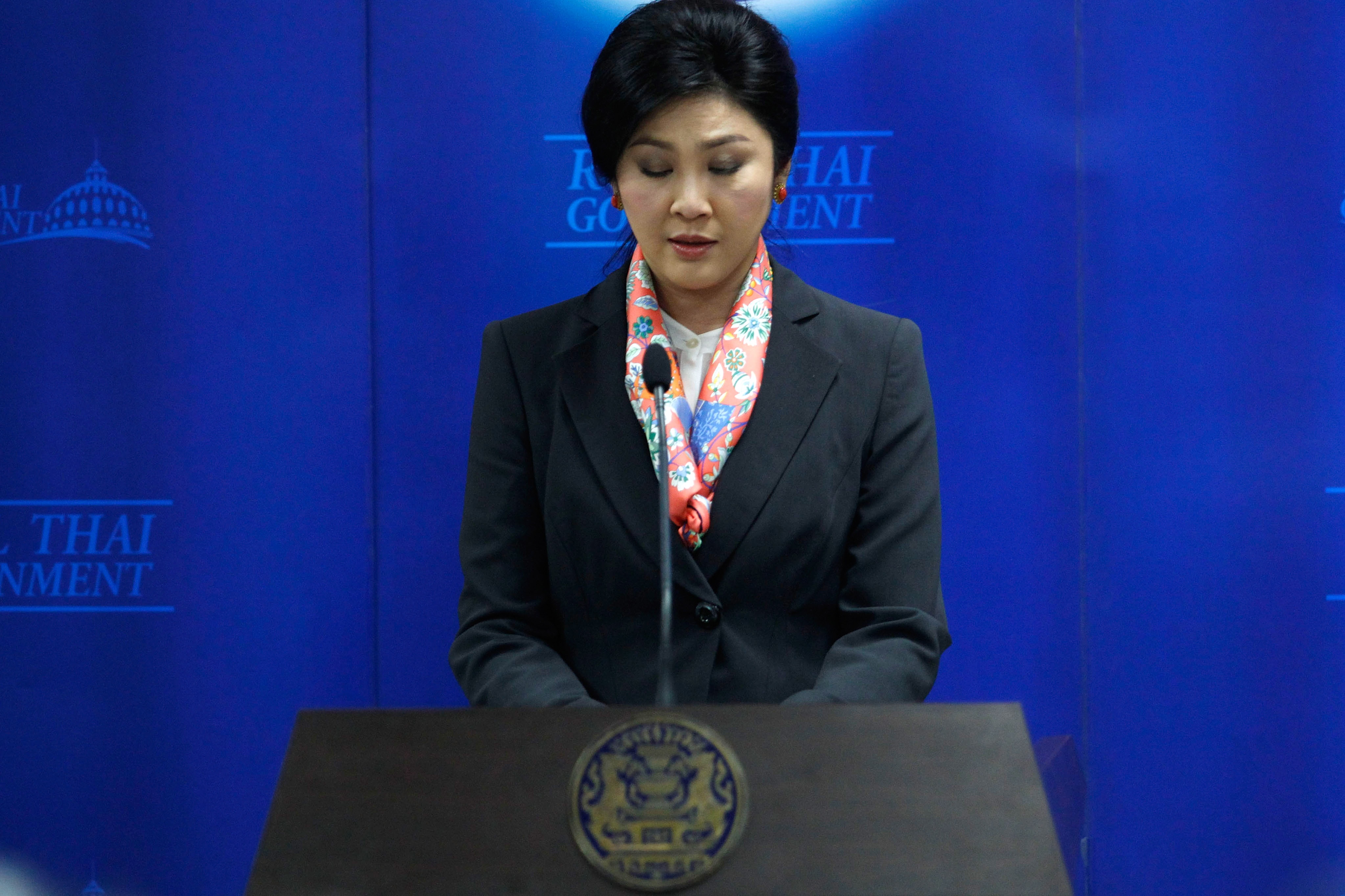 Bo Ngoai giao Thai xem xet thu hoi ho chieu cua ba Yingluck hinh anh