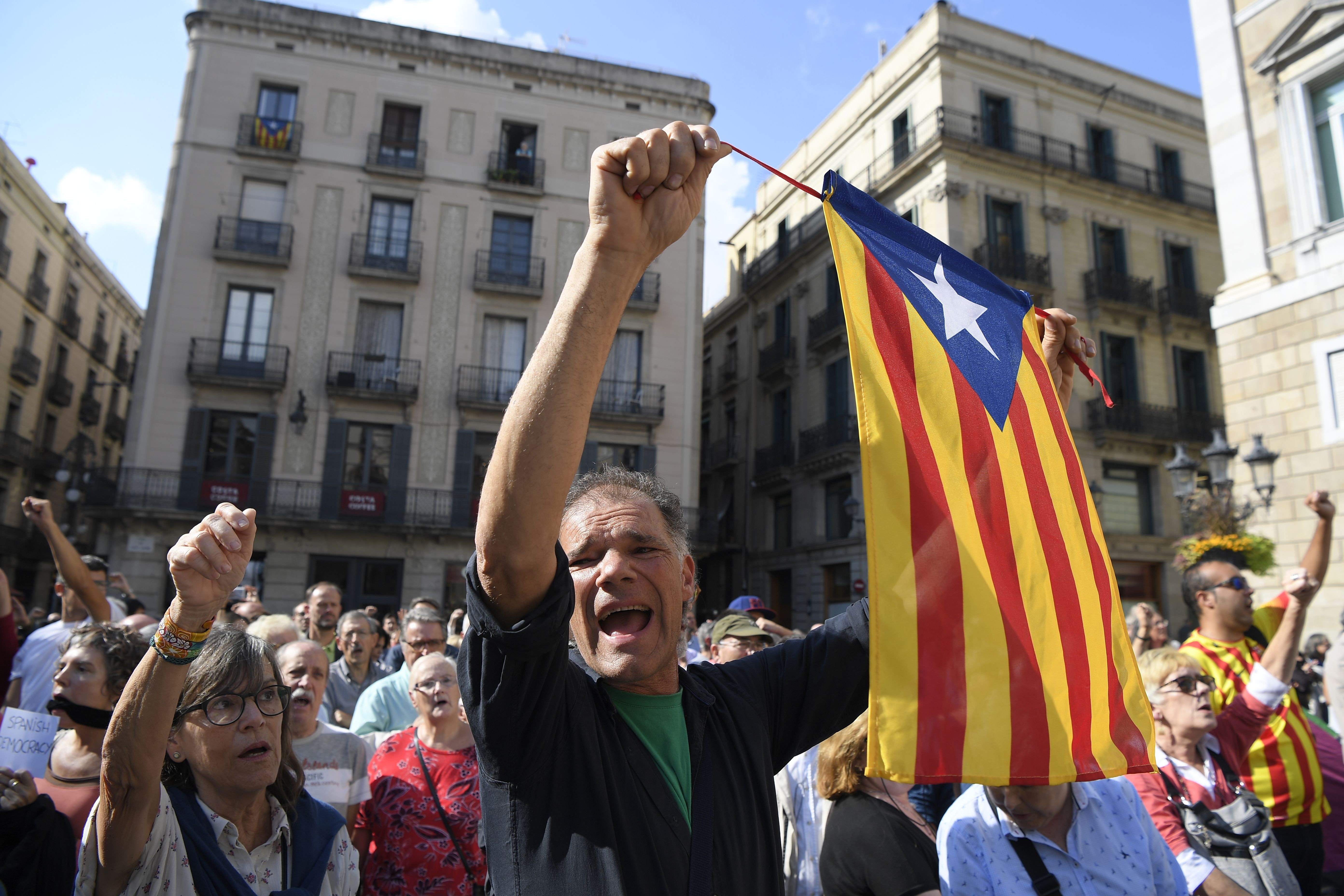 Catalonia bieu tinh vu bat giu lanh dao ly khai anh 1