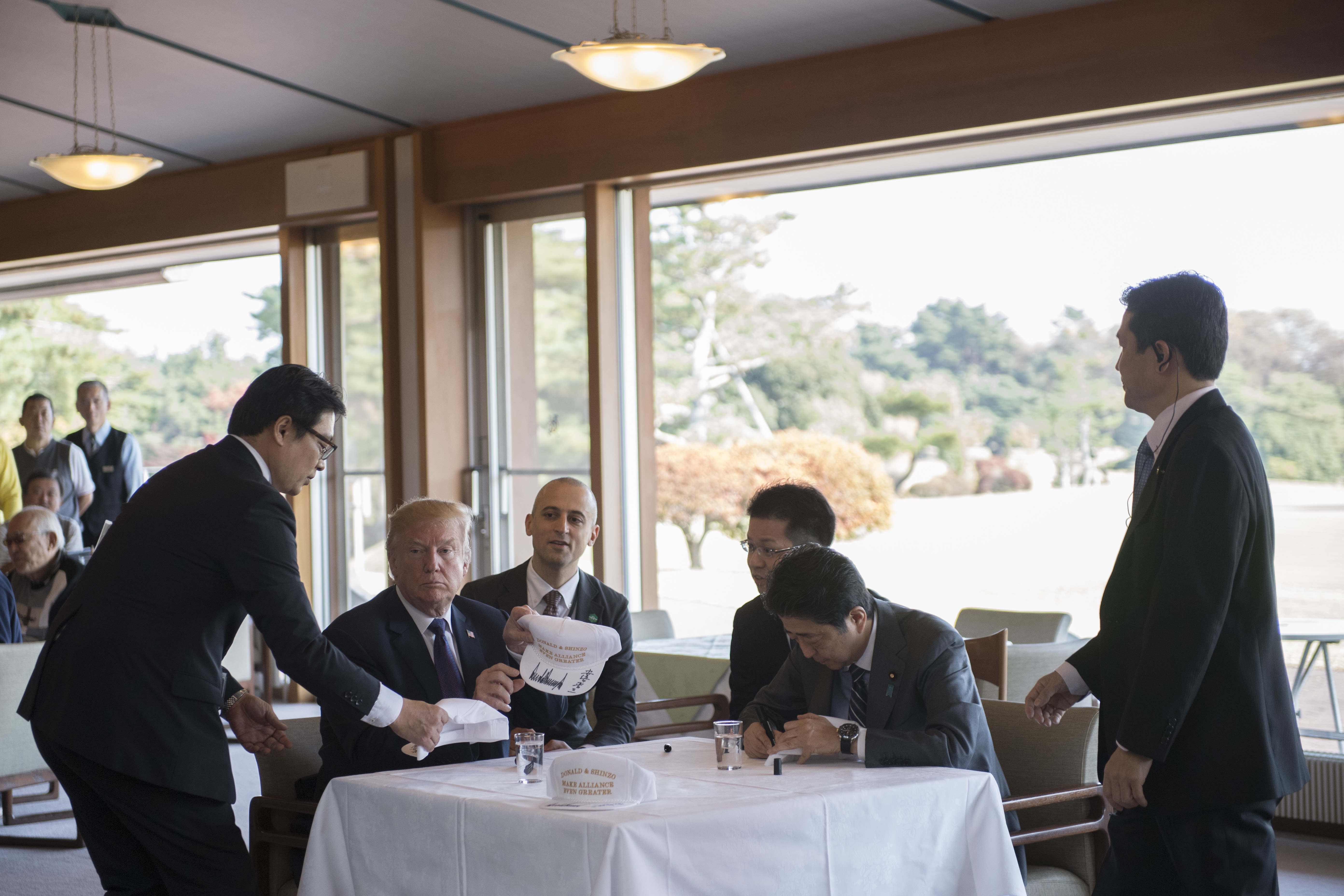 Trump tham Nhat Ban anh 1