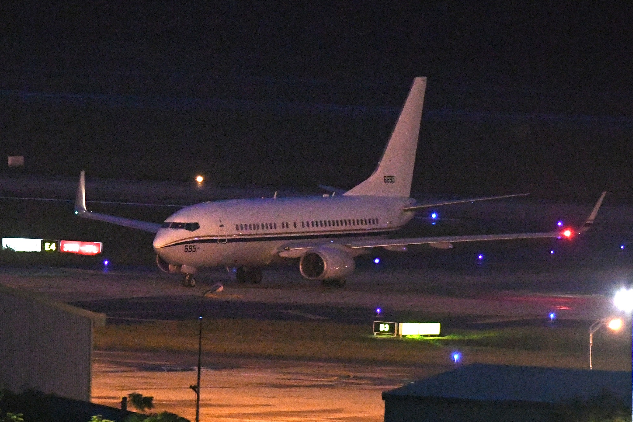 máy bay vận tải quân sự Mỹ đến Đà Nẵng ảnh 1 may bay van tai quan su My den Da Nang anh 1