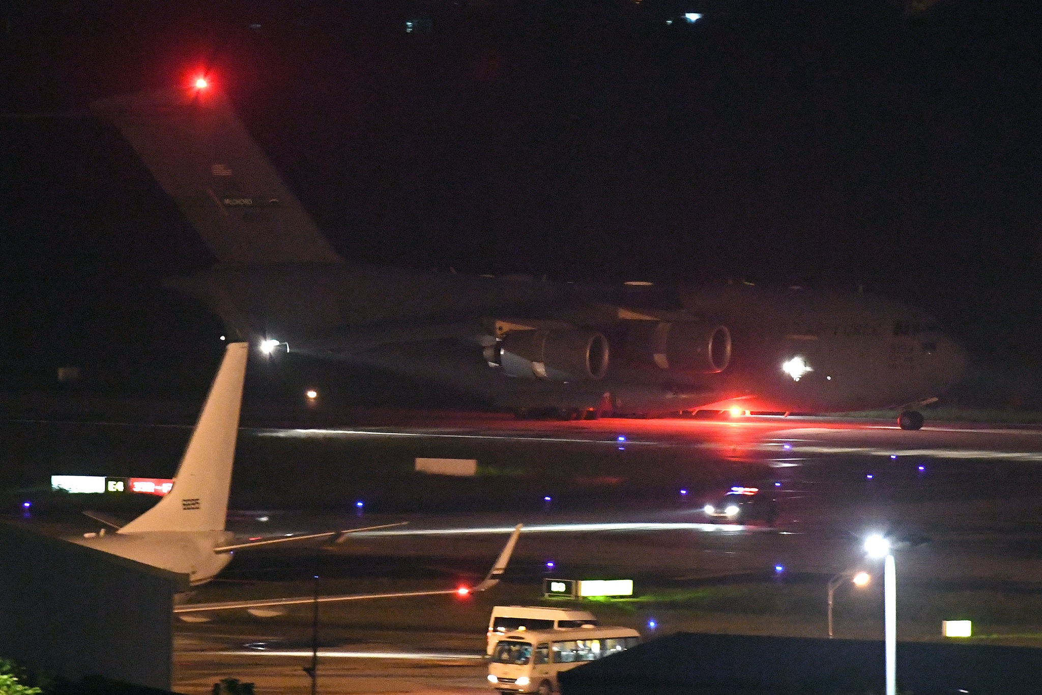 máy bay vận tải quân sự Mỹ đến Đà Nẵng ảnh 3 may bay van tai quan su My den Da Nang anh 3