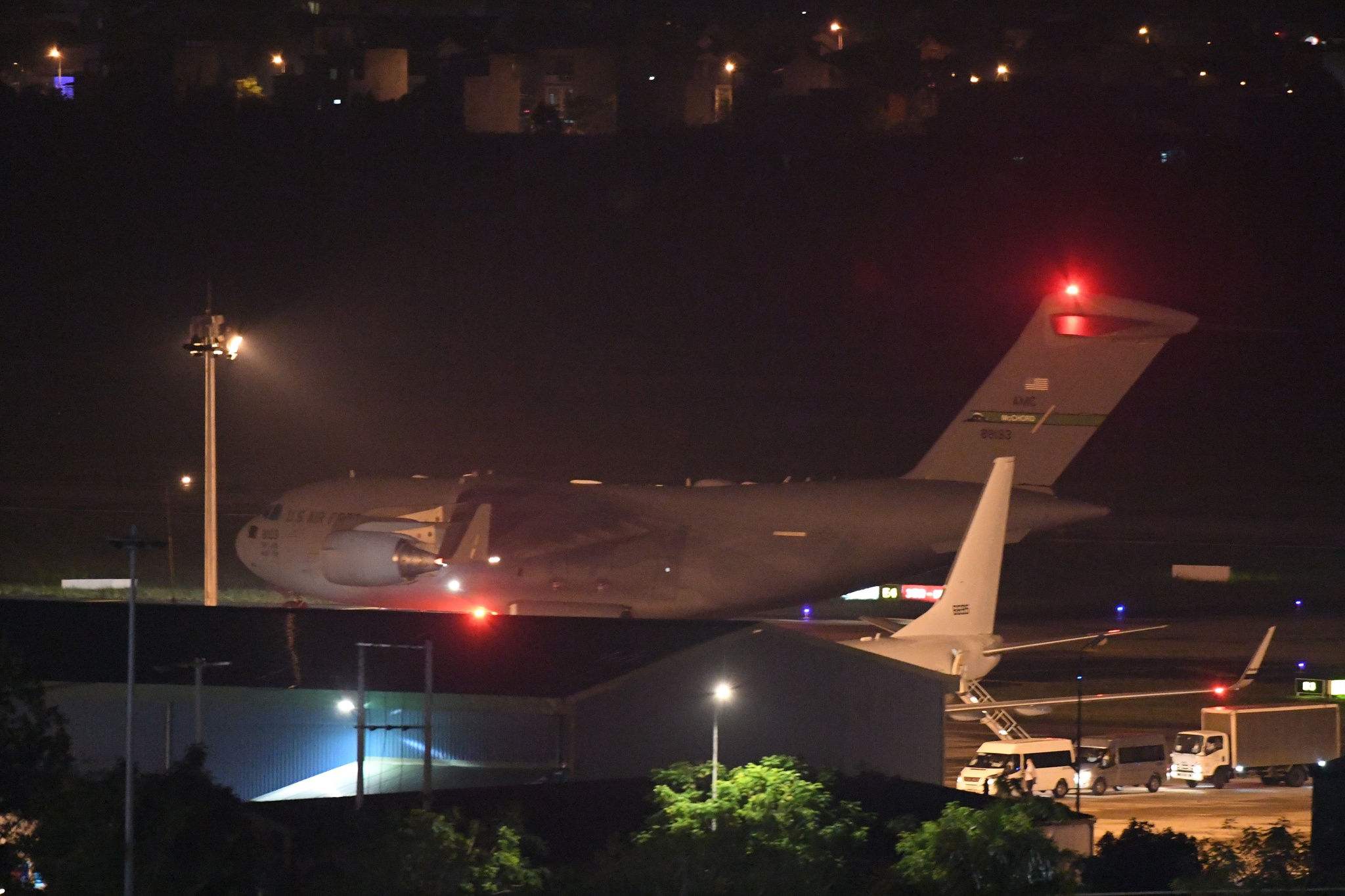 'Ngua tho' C-40 va C-17 tiep tuc cho hau can den cho doan TT Trump hinh anh