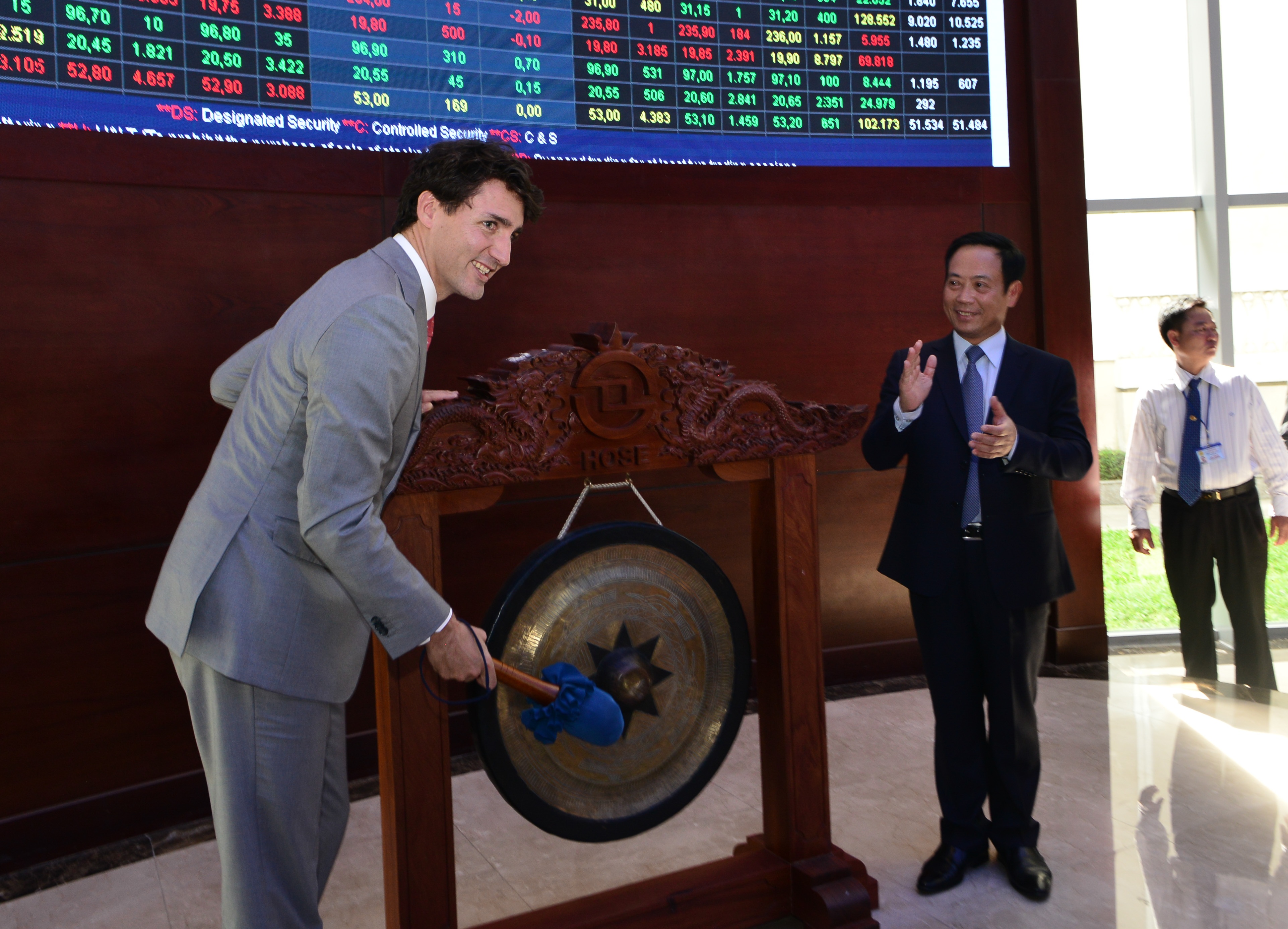 Ong Trudeau danh cong tai san giao dich chung khoan TP.HCM hinh anh