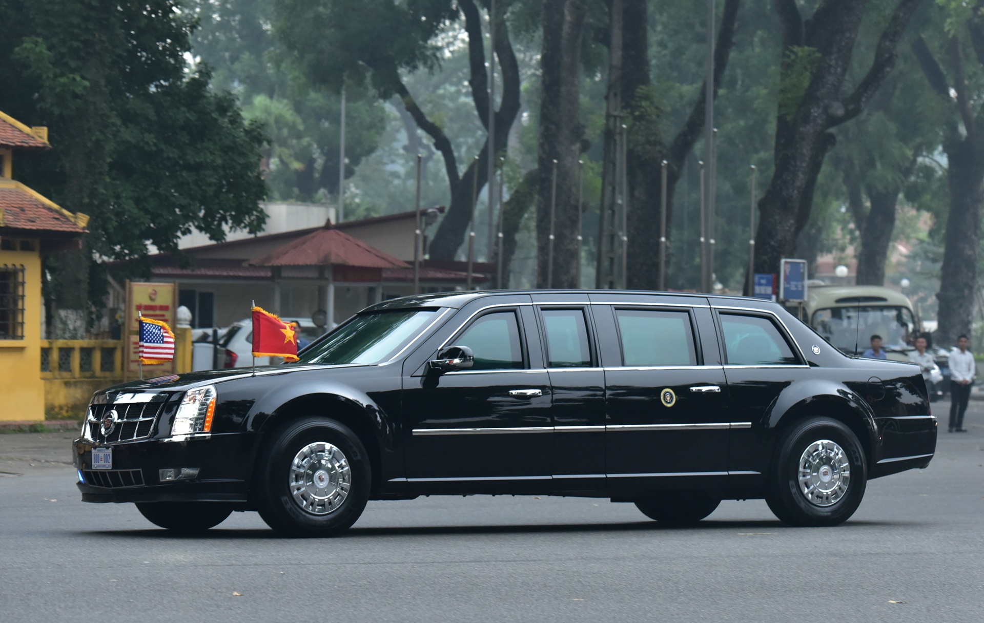 Doan xe Tong thong Trump xuat phat tu khach san Ha Noi hinh anh