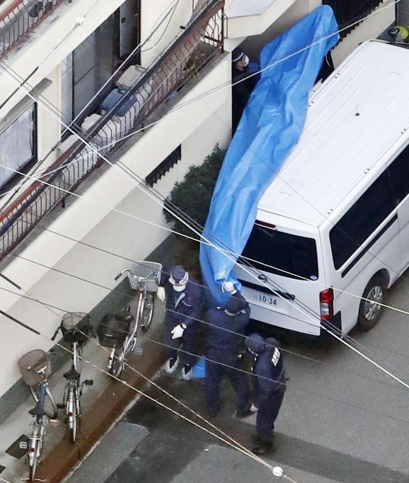 ba me Nhat chon con trong xo be tong anh 1