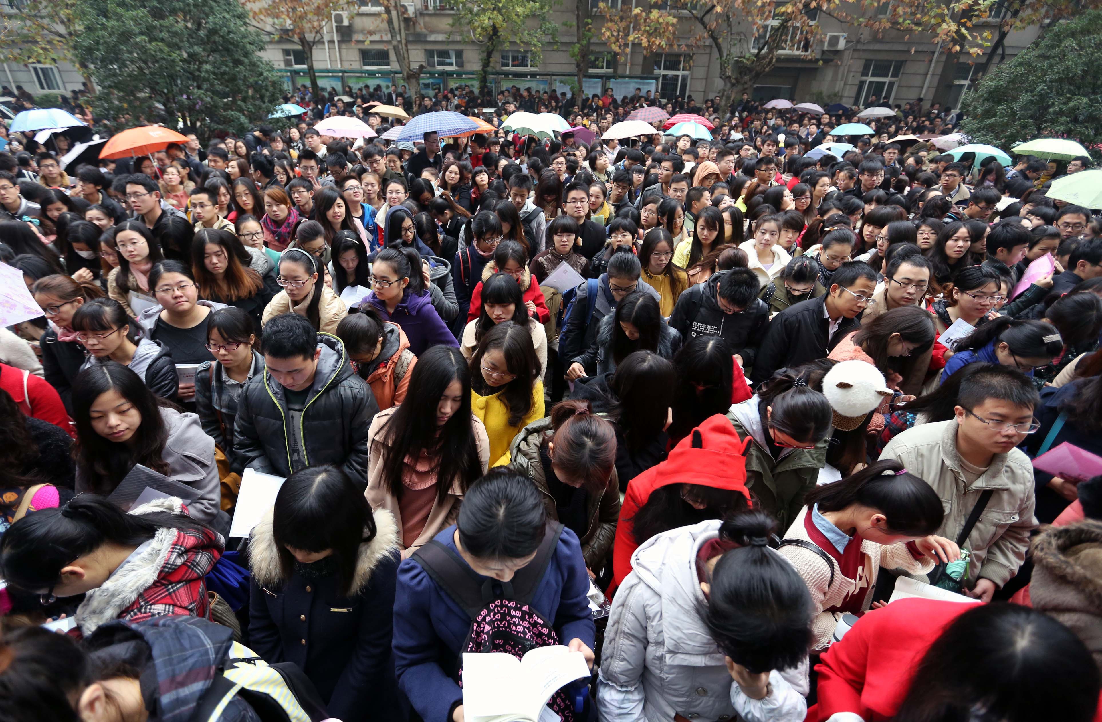 thi cong chuc tai Trung Quoc anh 1