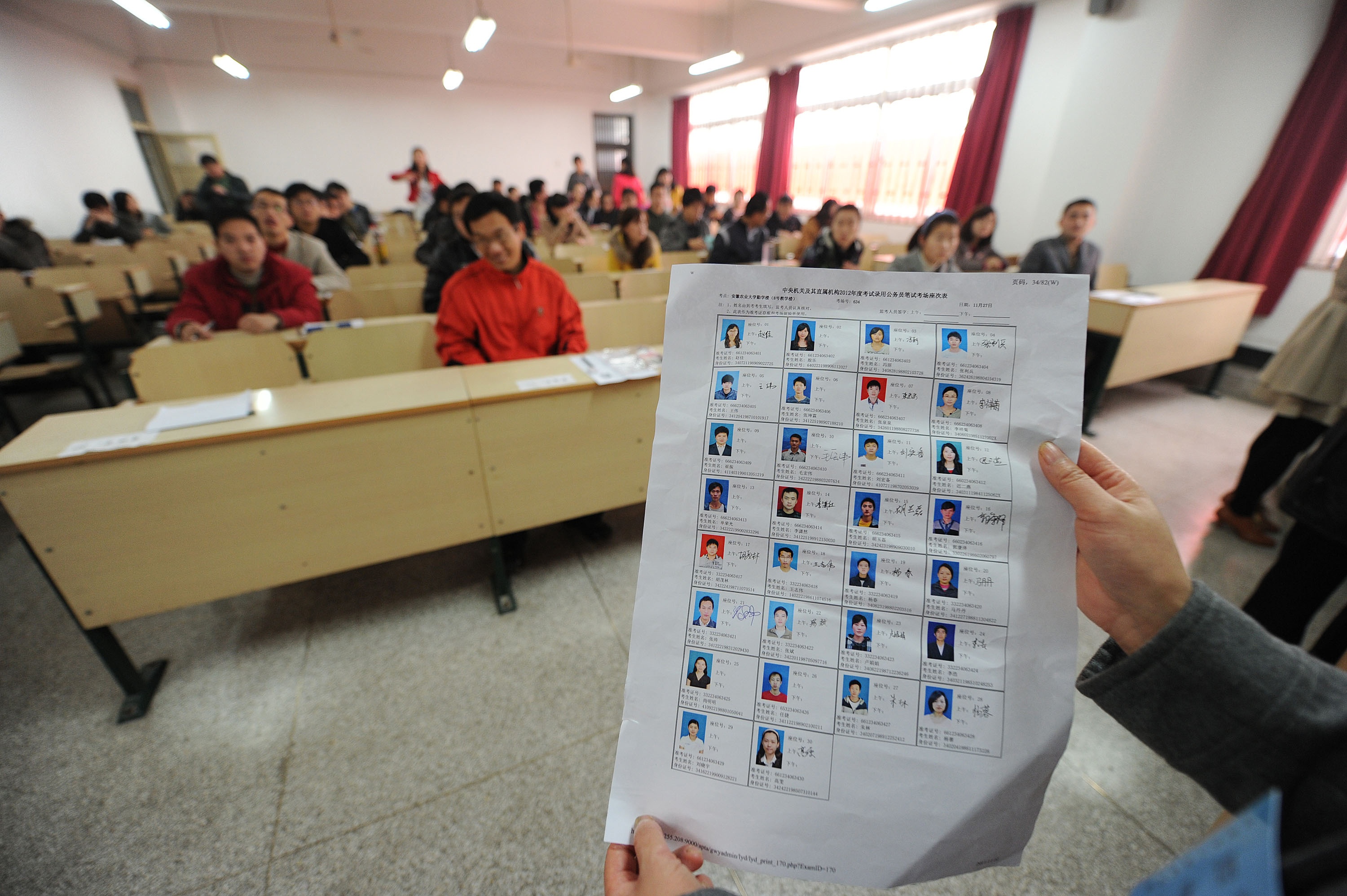 thi cong chuc tai Trung Quoc anh 5