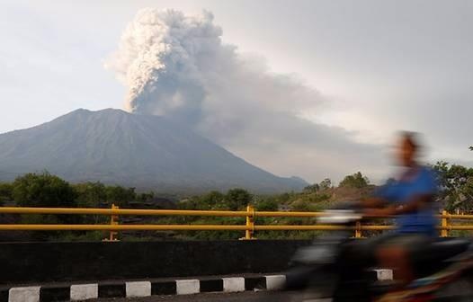Bali tiep tuc 'phong toa' san bay vi khoi nui lua hinh anh