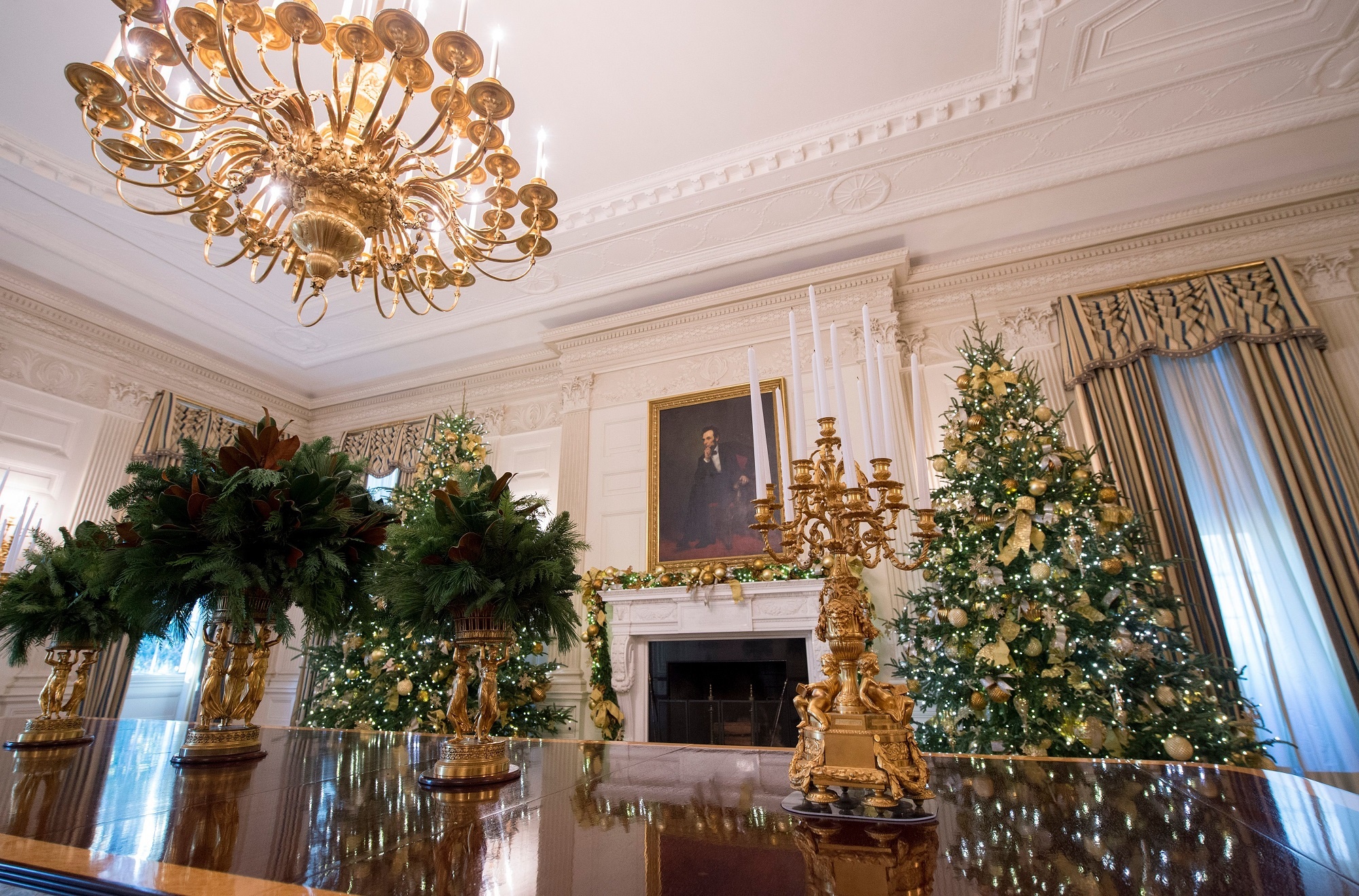 de nhat phu nhan My trang tri giang sinh anh 13