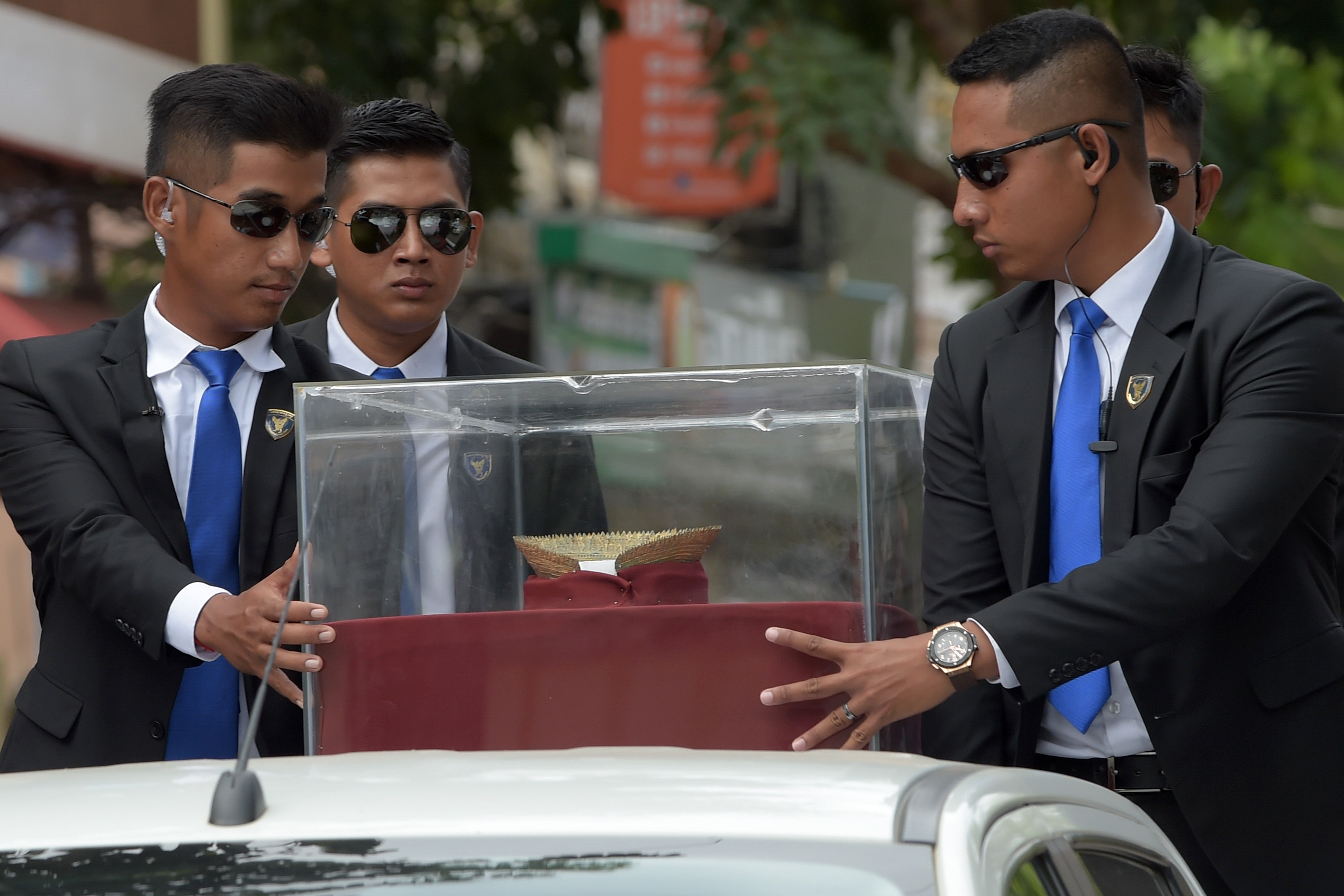 Co vat den Angkor duoc trao tra cho Campuchia hinh anh