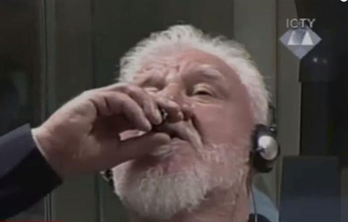 Giay phut toi pham chien tranh uong thuoc doc tai toa quoc te hinh anh