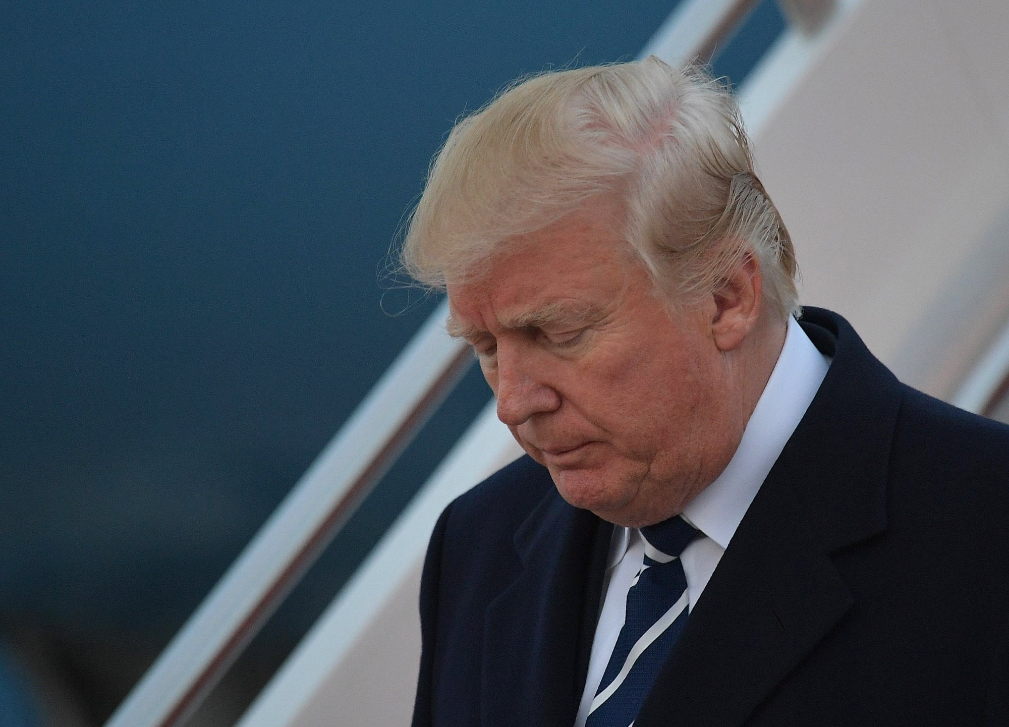 Doi hinh bien ho cho Tong thong Trump roi loan hinh anh