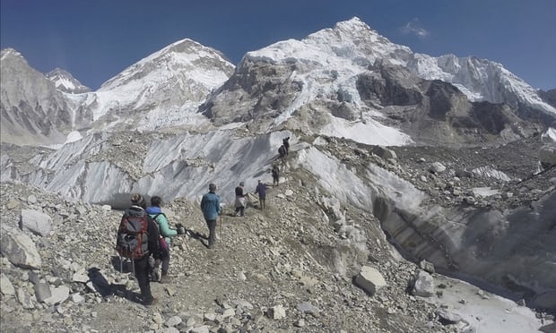 Nepal cam nguoi doc hanh, nguoi mu leo nui Everest hinh anh