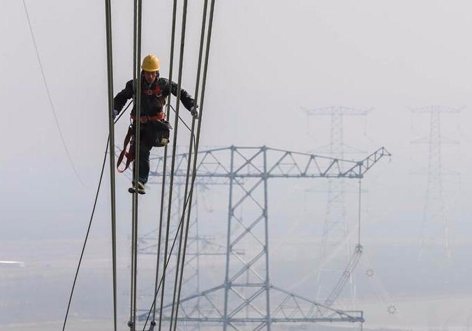 Nhung nguoi di tren duong dien cao the o Trung Quoc hinh anh