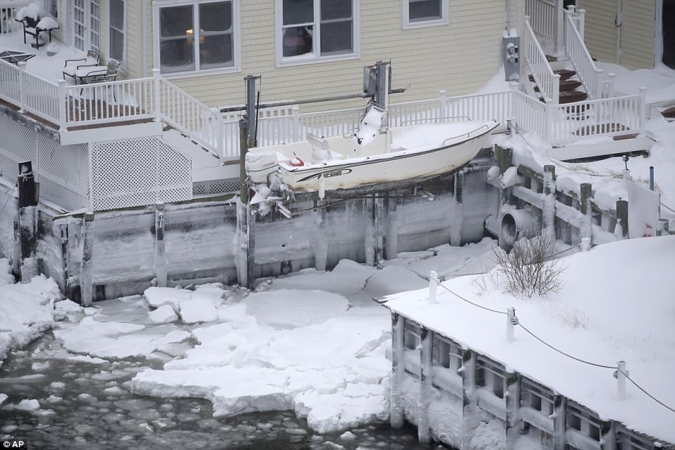 Nhin tu tren cao, Dong Bac My trang xoa sau 'bom bao tuyet' hinh anh