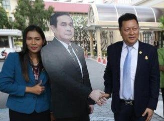 Thu tuong Thai tranh bao gioi bang 'doc chieu' hinh nhan hinh anh