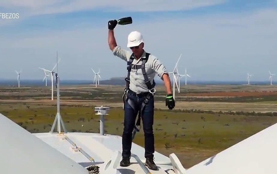 Jeff Bezos dap chai champagne khanh thanh nha may dien gio hinh anh