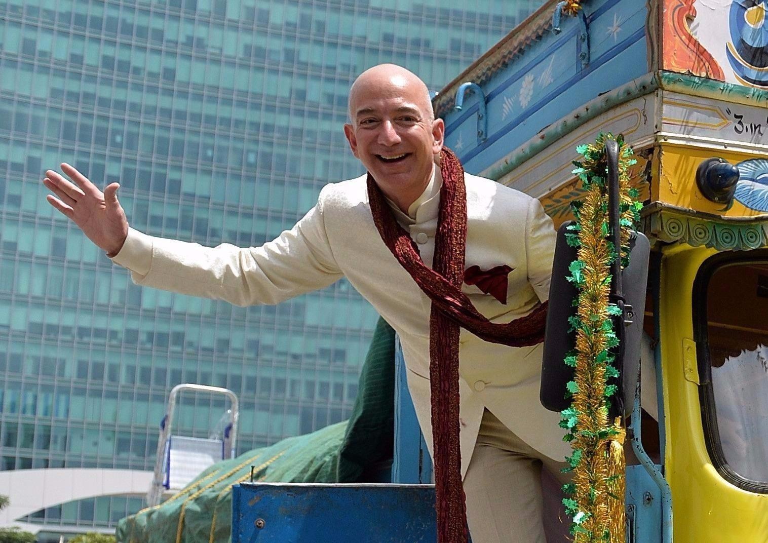 Duong den ngoi vi 'nguoi giau nhat lich su' cua ong chu Amazon hinh anh